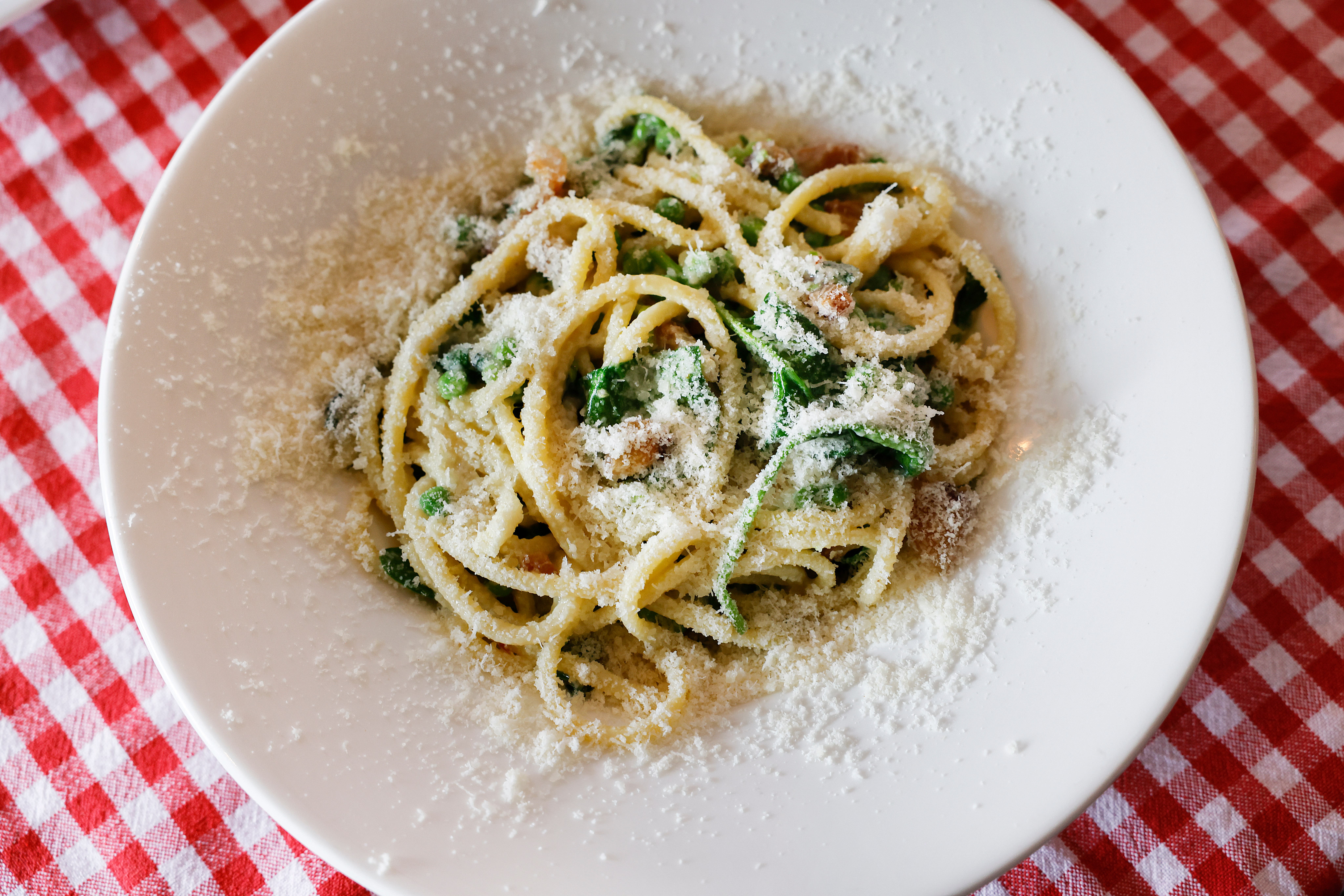 Hjemmelaget pasta med guanciale, pecorino, erter, salvie, babyspinat. 