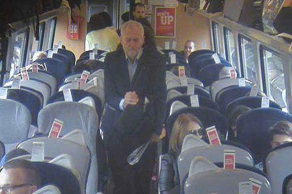 Som sild i tønne, hevdet Corbyn. Så offentliggjorde Virgin-Branson overvåkingsbilder av Labour-lederens togtur.