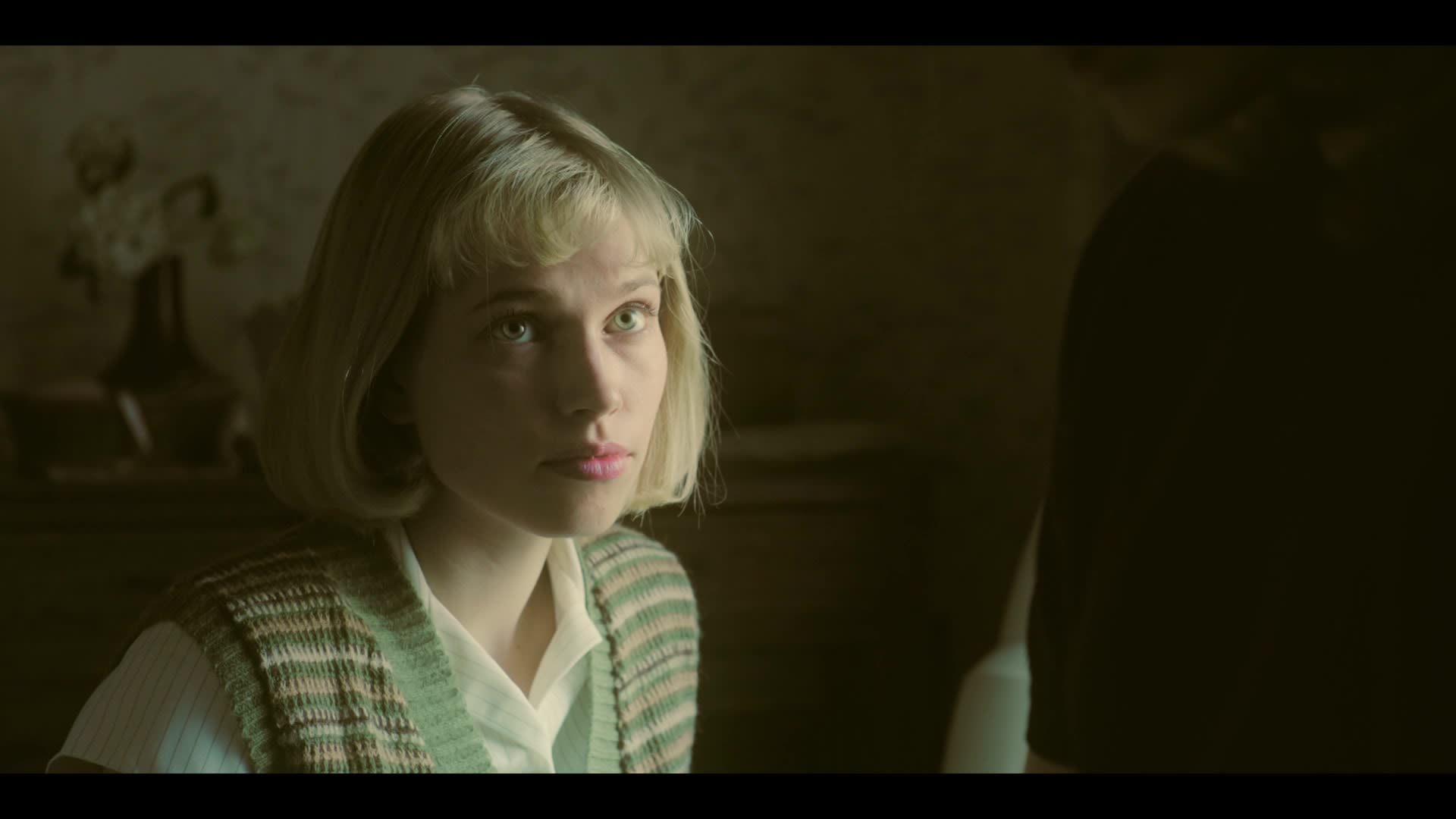 Norske Thea Sofie Loch Næss spiller Marja i «Ondskapen». Serien er en unødvendig filmatisering av Jan Guillous roman.