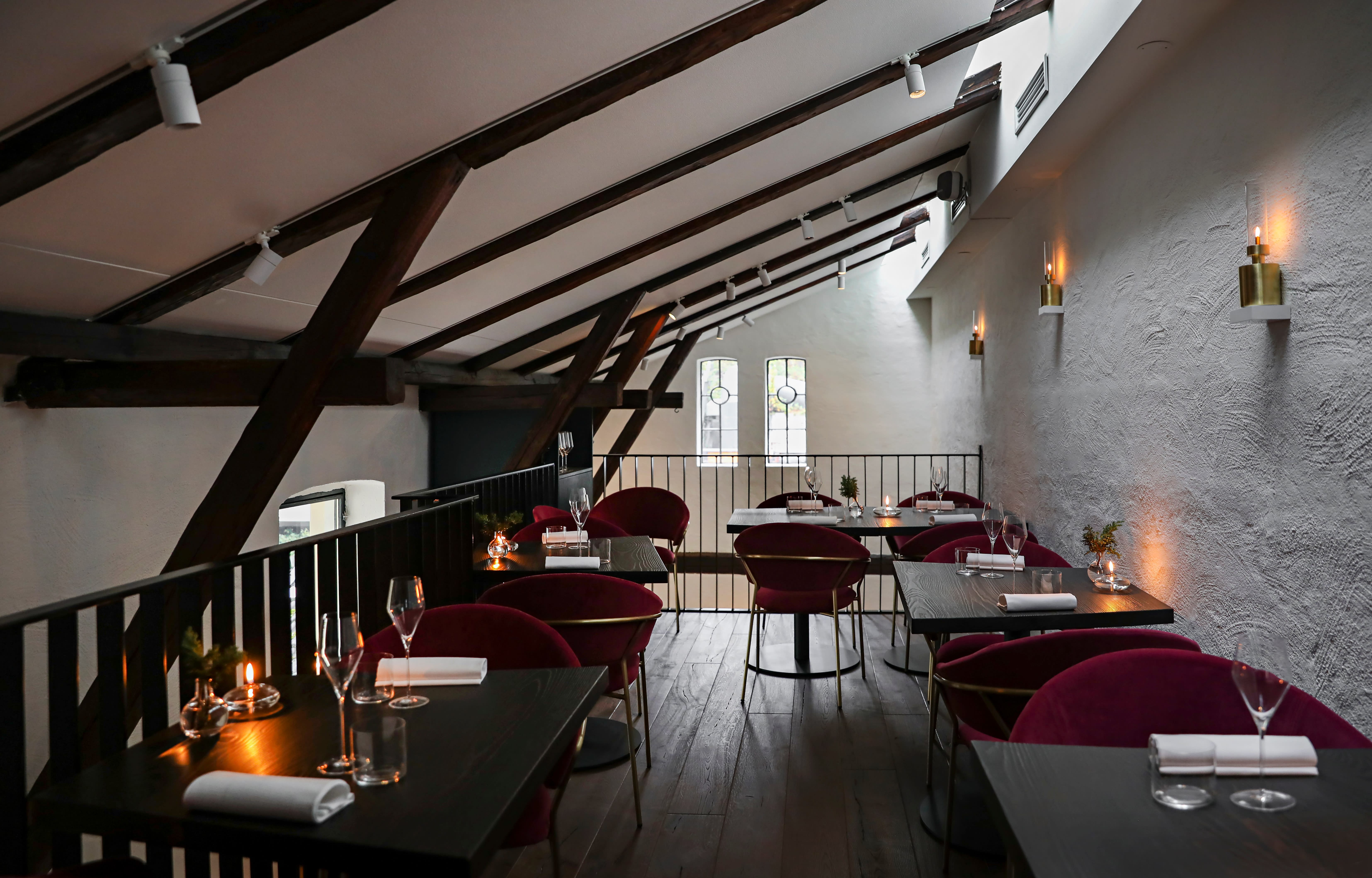 Stallen har 24 sitteplasser fordelt på to etasjer. 