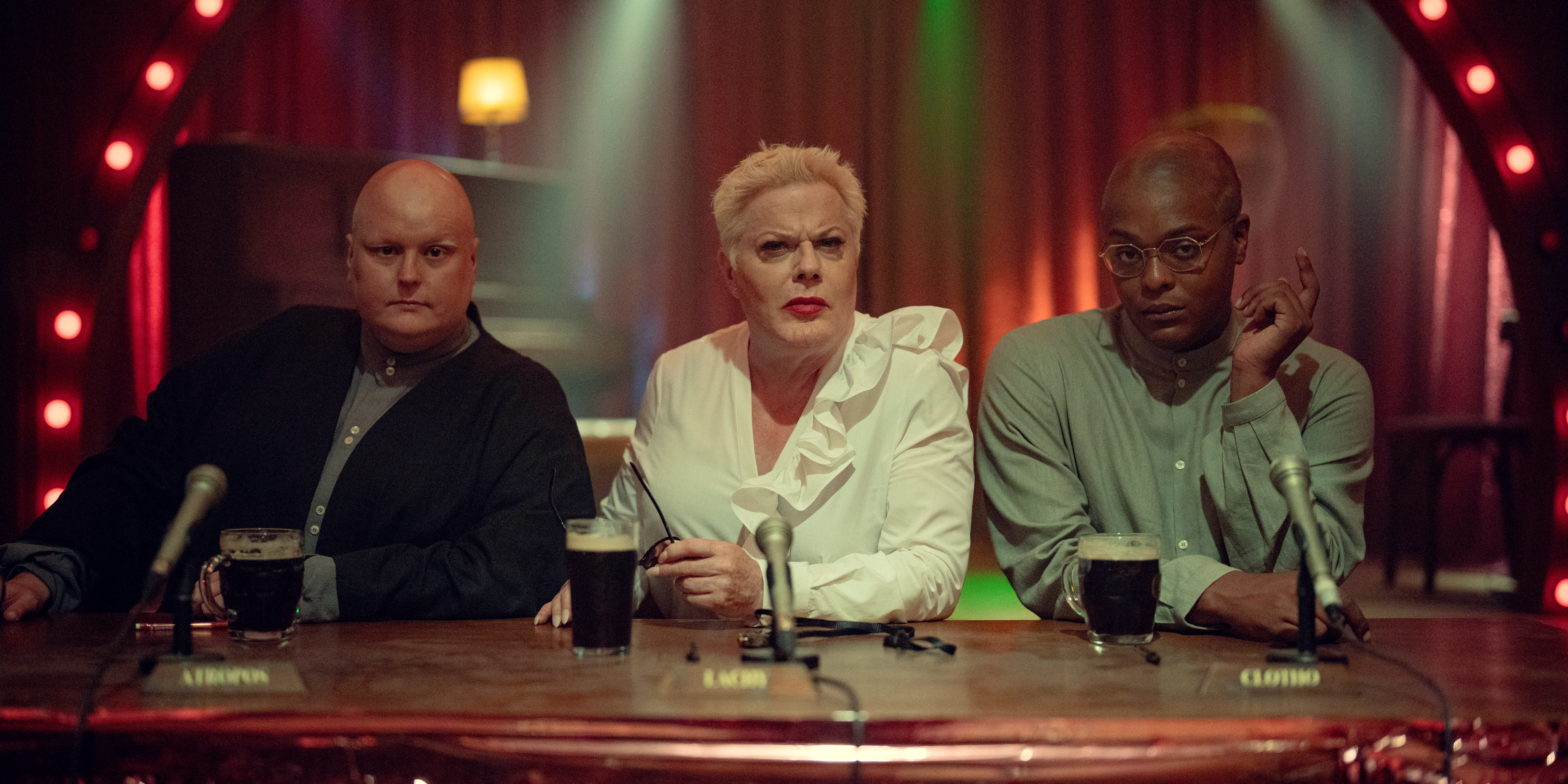 Moirene var skjebnegudinner i gresk mytologi: Atropos (Sam Buttery), Lakesis (Suzy Eddie Izzard) og Klotho (Ché). Her driver de en alternativ karaokebar.