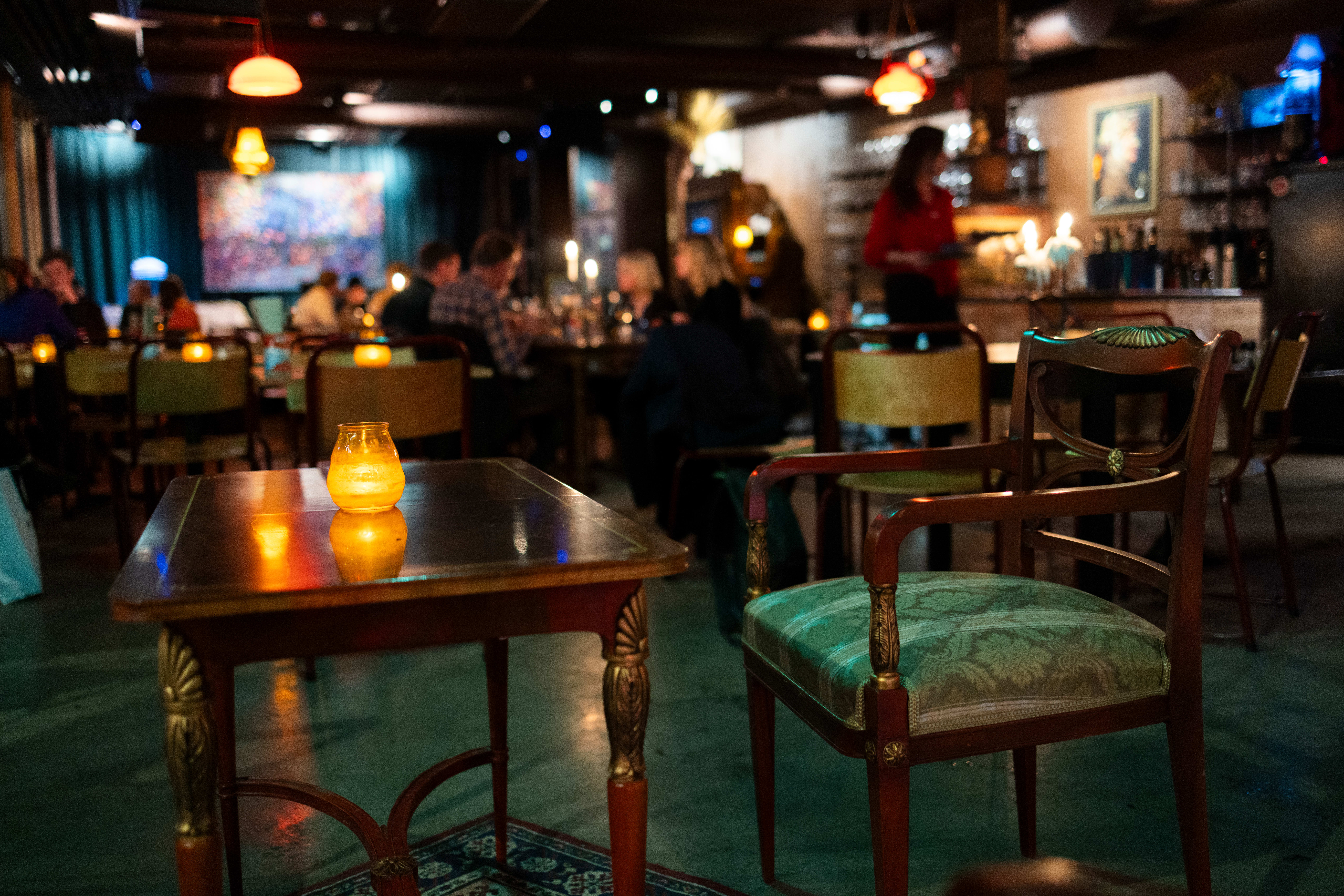 På 200 er det nok av folk (og hunder) å titte på inne også.