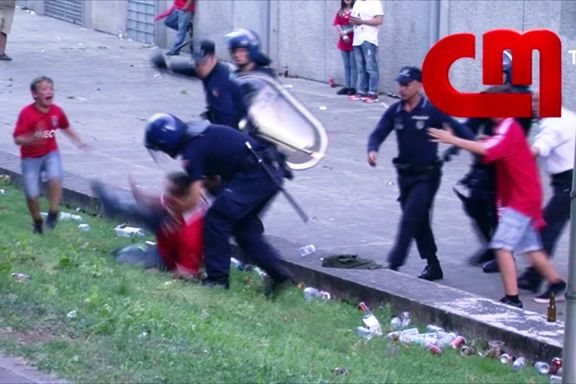 Fotballsupporter fikk bank av politiet foran sine egne barn