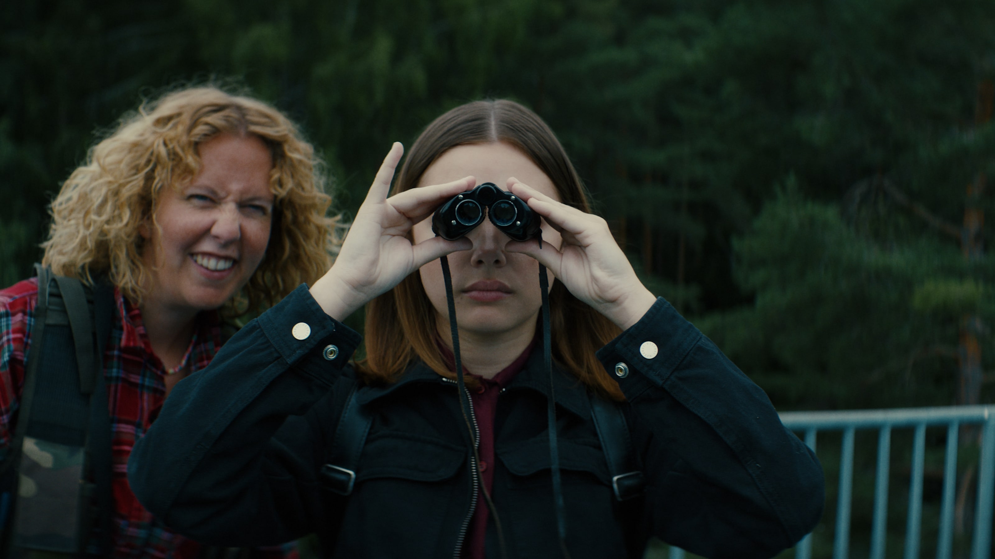 Kan vi ikke være venner, da, vær så snill, trygler Lone (Kristine Grændsen) den kyniske Thea (Elli Müller Osborne).