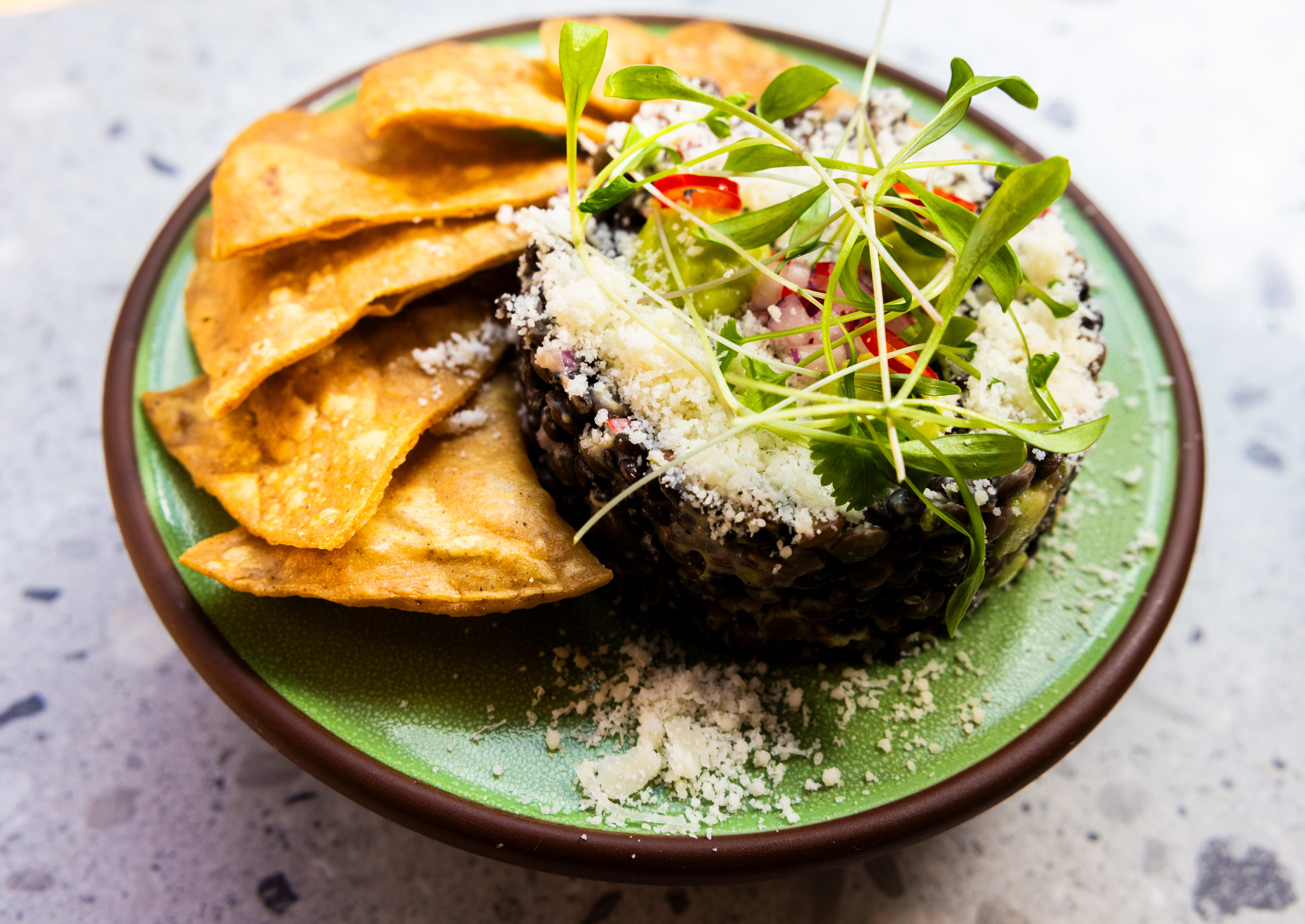 Linsetartar med totopos (ekstra sprø nachos).