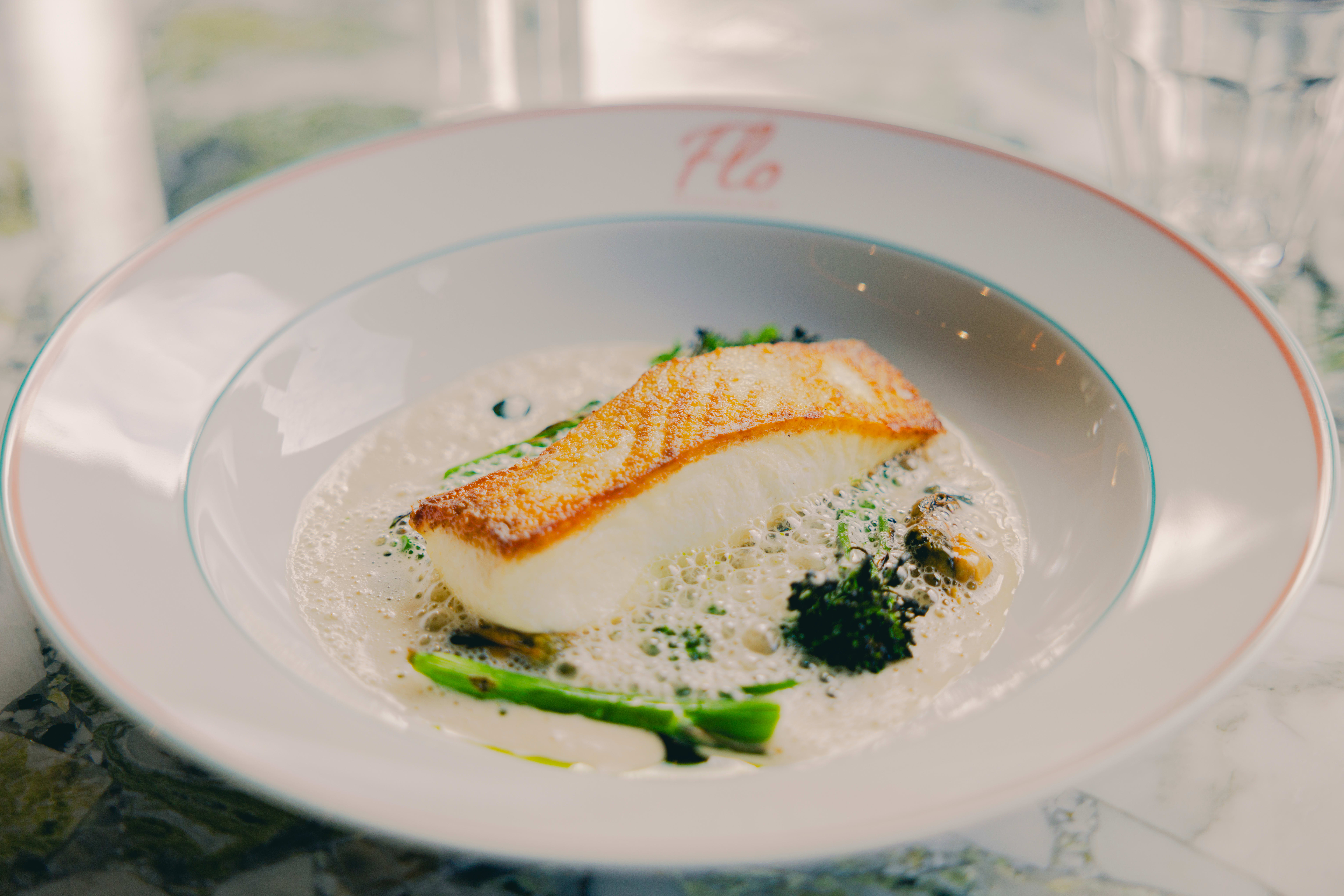 Skreien bader i en blåskjellkraft og ferske blåskjell. 