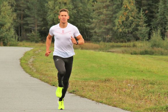  Sebastian (28) er en av Norges beste maratonløpere og løfter 100 kilo i benkpress. Slik trener han 