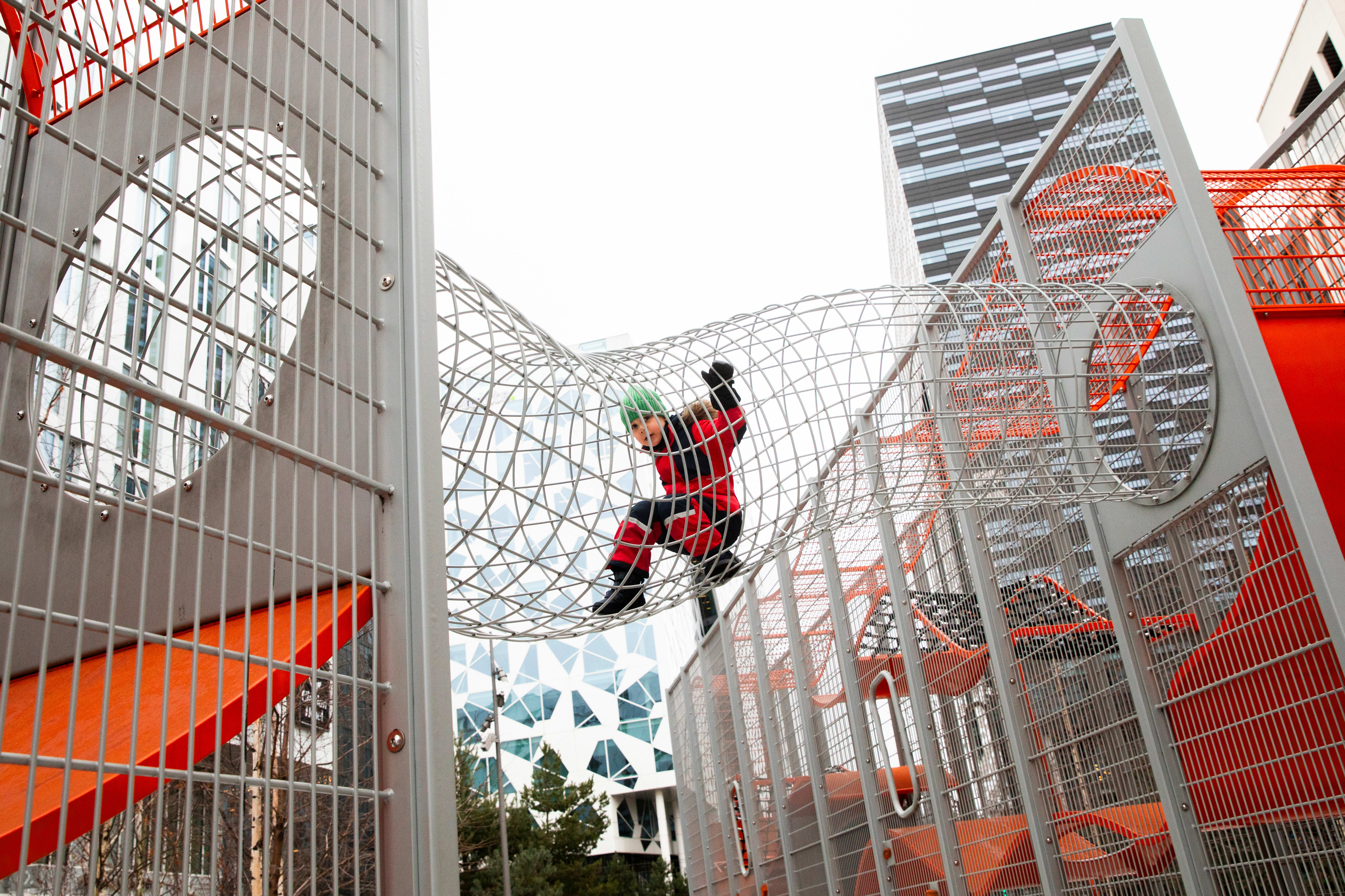Robert sjonglerer mellom høyhusene i Bjørvika lekepark. 