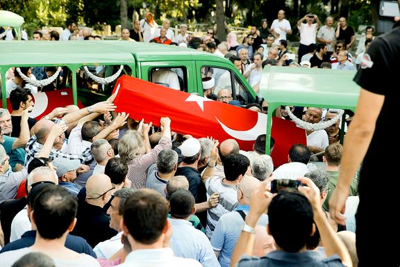 Begravelsene etter kuppforsøket mobiliserer støtte for Erdogan