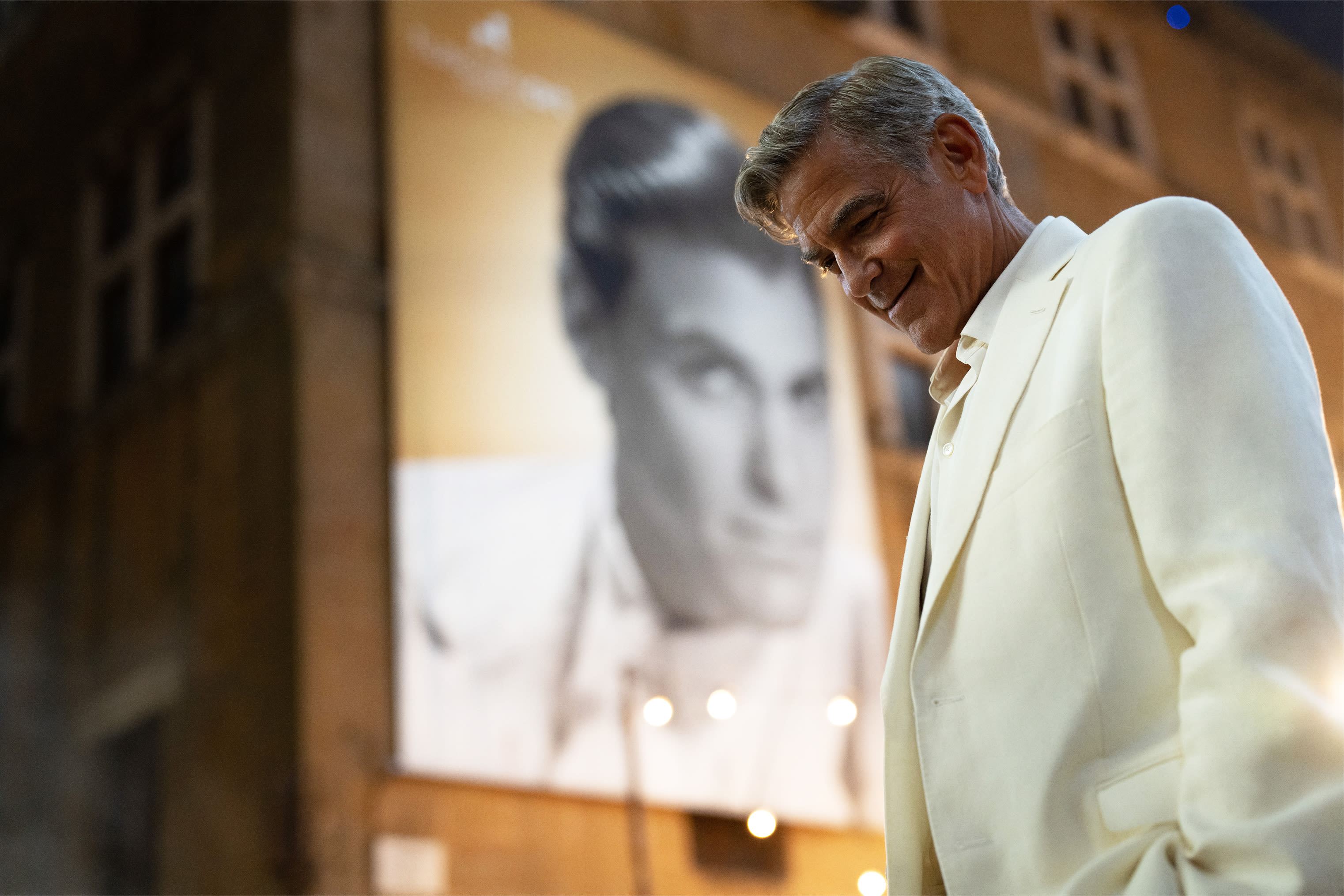 George Clooney er det nærmeste vi i dag kommer Cary Grant – en folkekjær stjerne som knapt nok er i stand til å gi oss en uspiselig rollefigur.