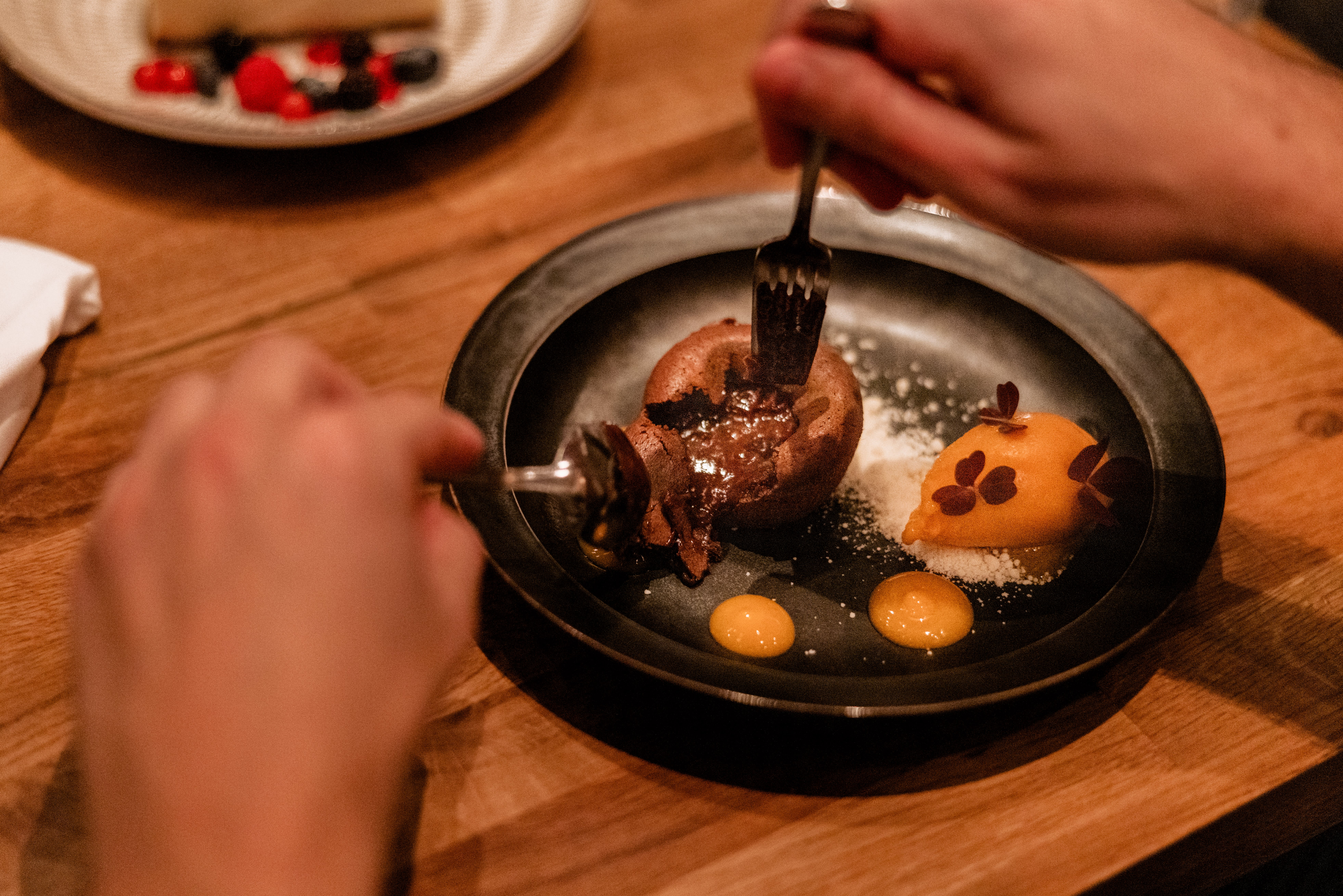 Sjokoladefondant med pasjonsfruktsorbet