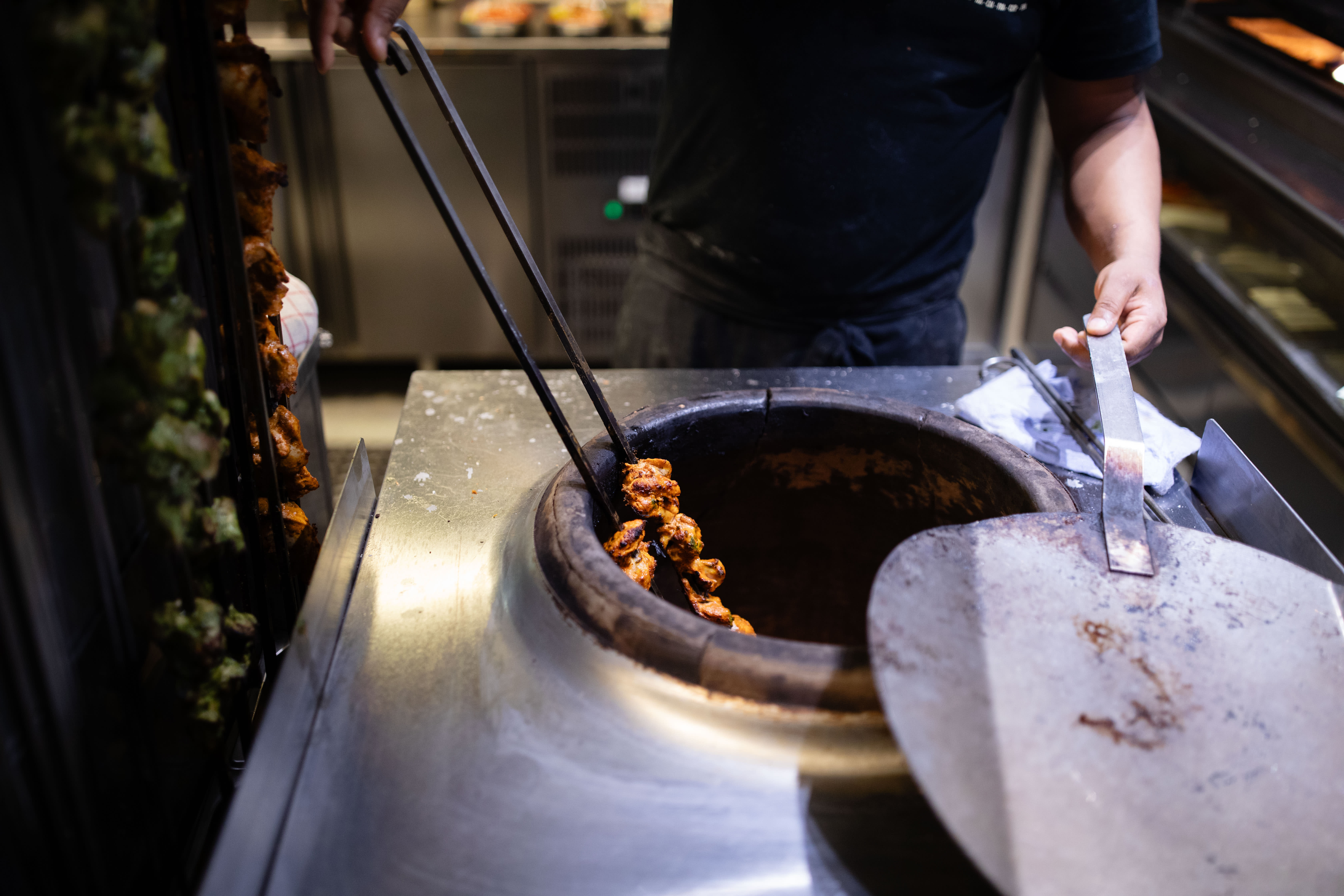 Den tradisjonelle ovnen tandoor blir veldig varm. Den er formet som en sylinder og brukes både til å grille kjøtt og til å bake ulike typer brød. 