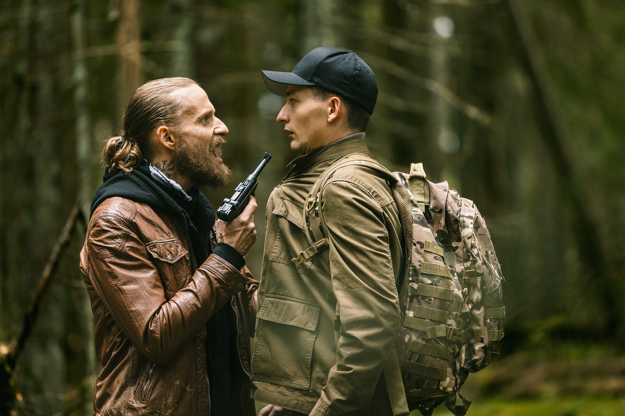 Jonas forblir et steinansikt, selv når han er vitne til eksplosive situasjoner. Sjur Vatne Brean (t.h.) spiller Thomas fra nynazist-miljøet. 