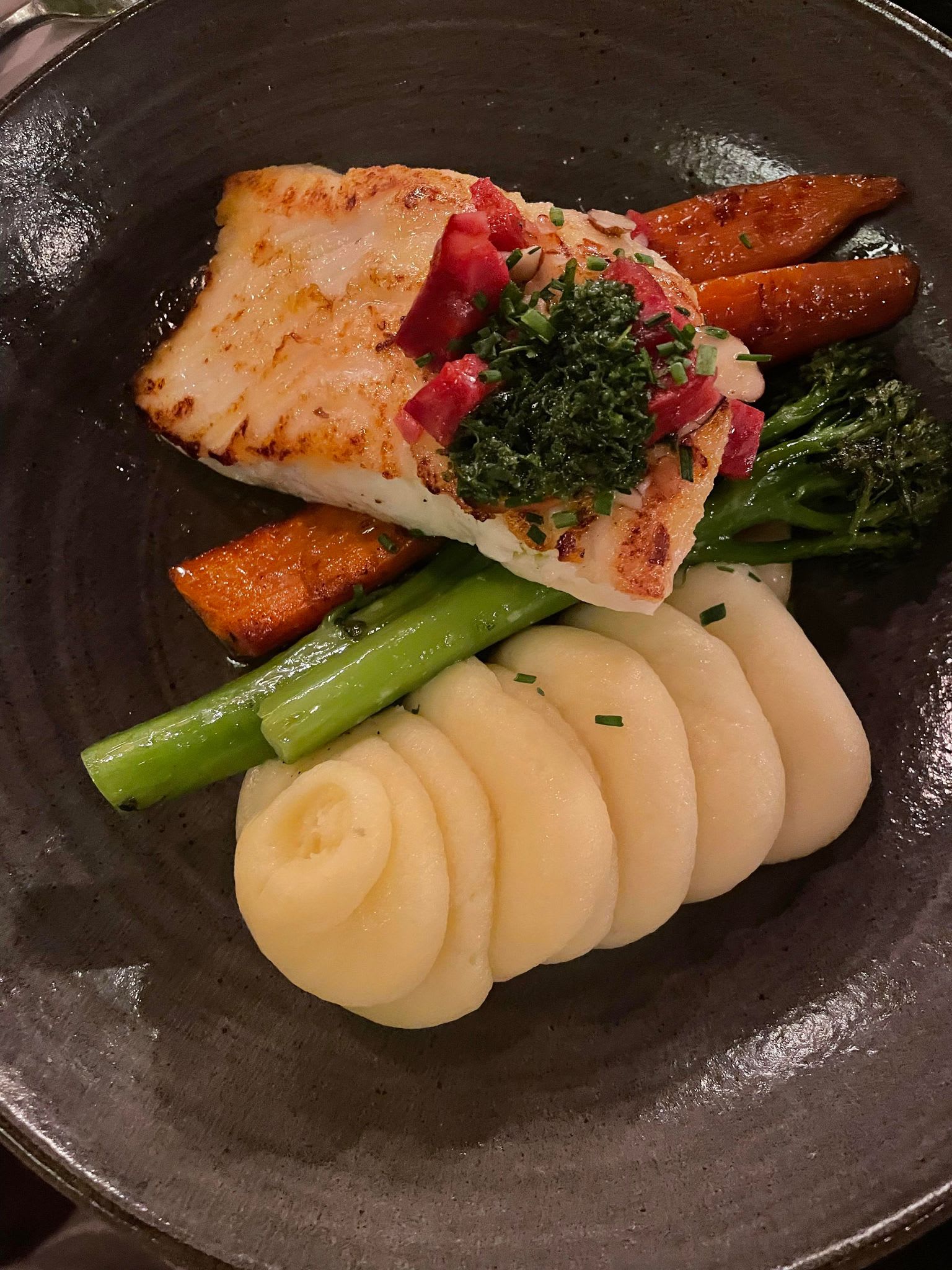 Fisken flaker seg fint. Tilbehøret brokkolini og bakte gulrøtter er riktig tilberedt. Potetpureen var en skuffelse. 