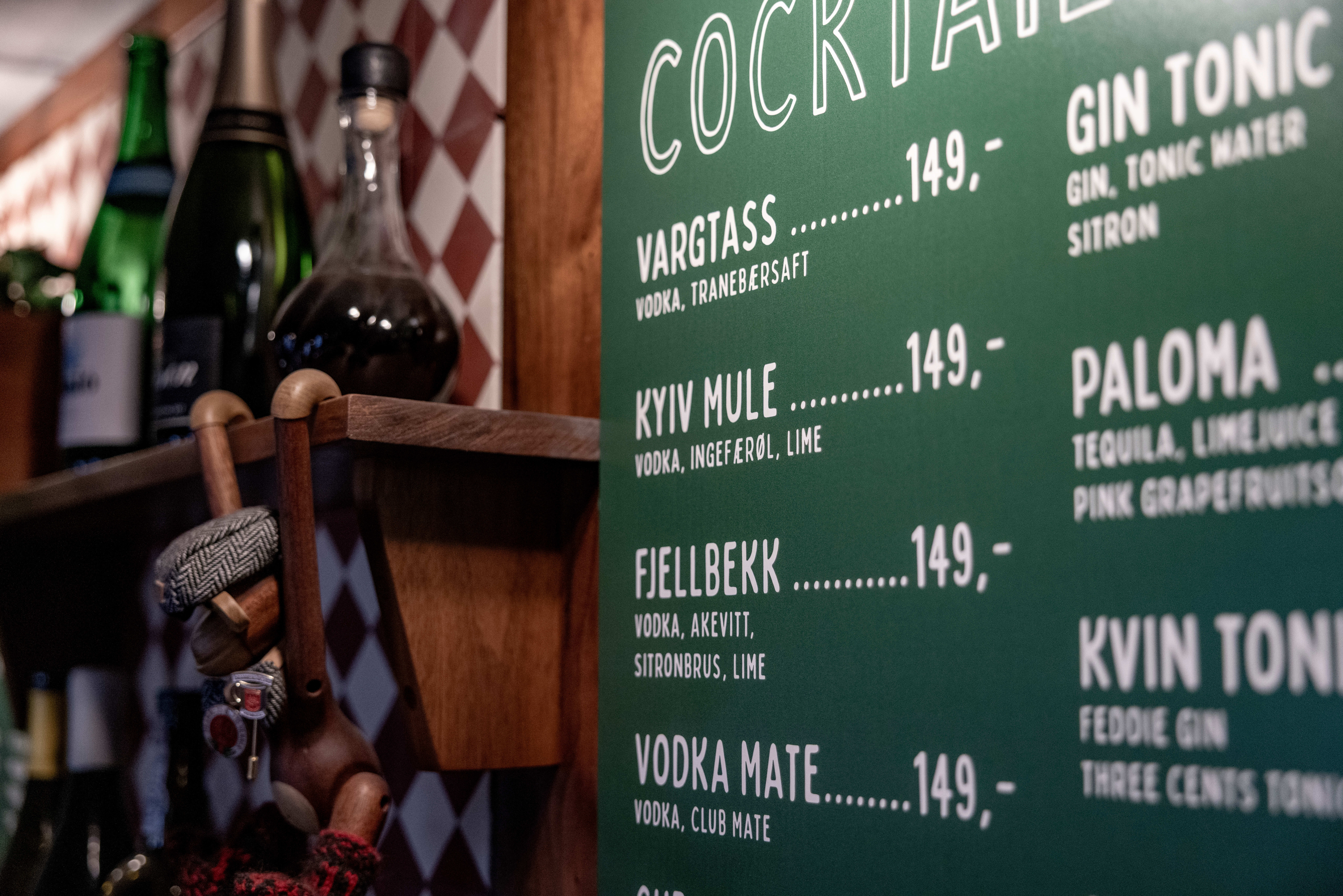 Baren opererer med flere kreative drinknavn. Kvin Tonic er feministisk Gin Tonic. Ginprodusenten Feddie Gin har bare kvinnelig ansatte. 