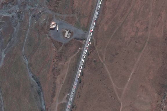 Satellittbilder viser lange bilkøer ut av Russland
