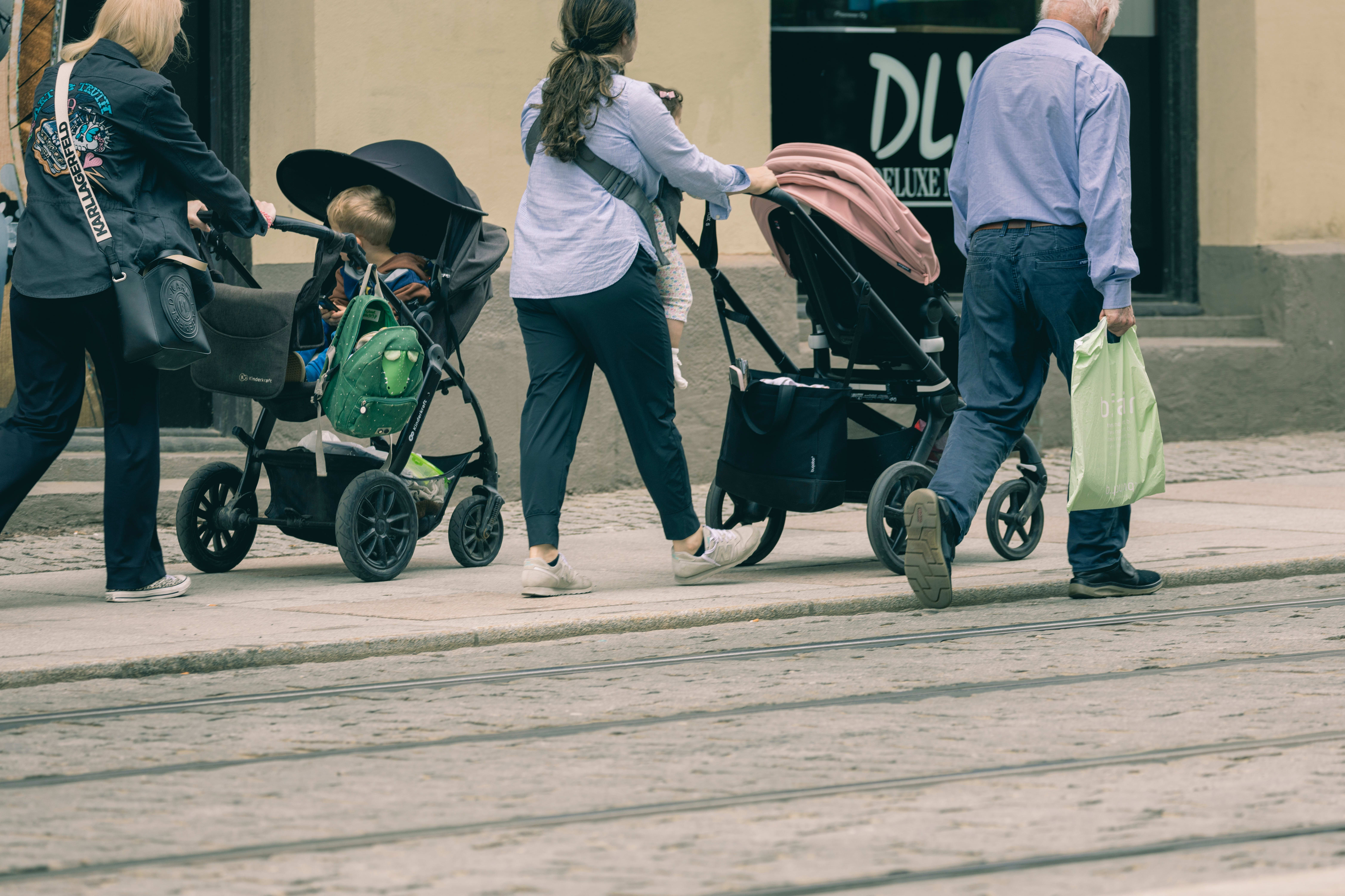 Når bestefar må passere på trikkeskinnene, er det noe som er feil.