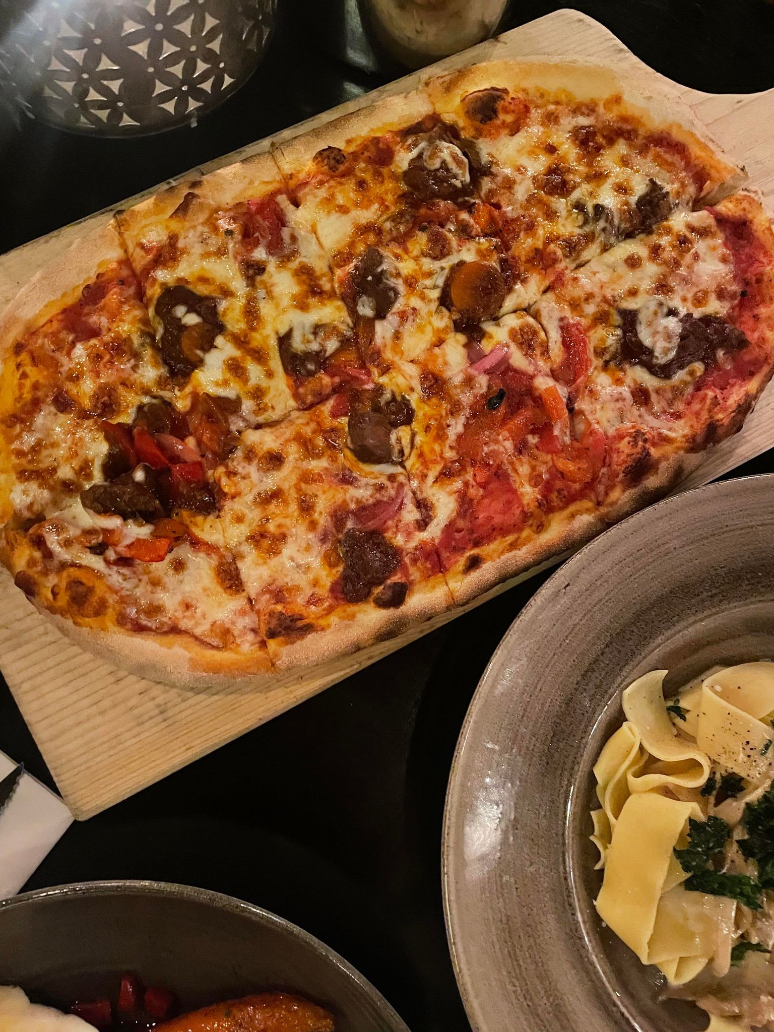 Pizzaen hadde en fin stekeskorpe, men fyllet var kjedelig og uten særlig smak. Rødløkkompotten viste seg å være syltet løk, noe som ga et syrlig knuff. 