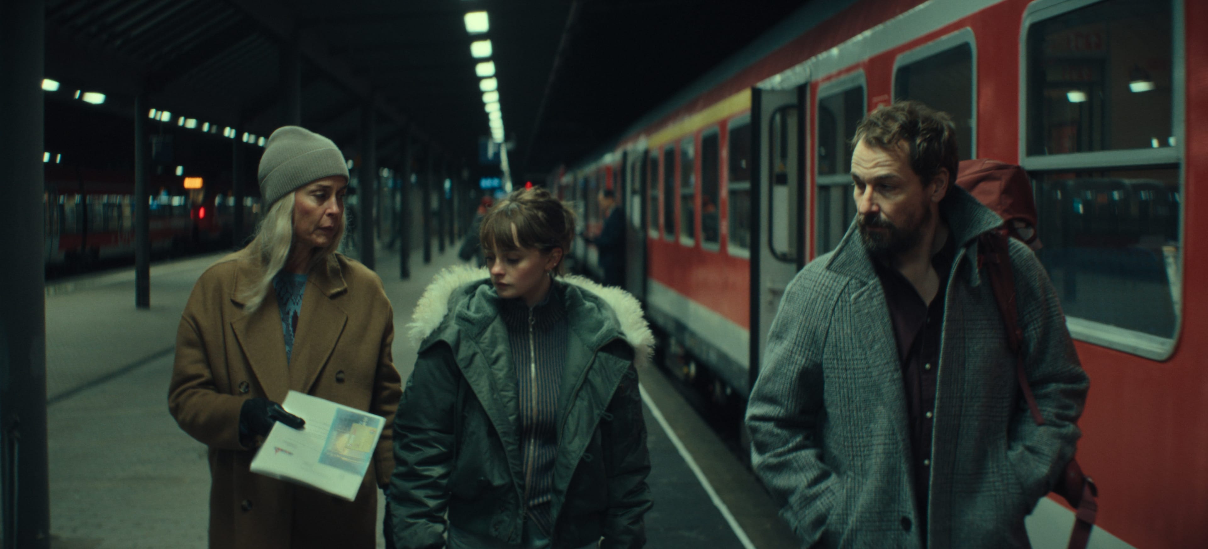 Mamma Meret og pappa Simon har vært spioner, men det vet ikke datteren Nina om. Dette fører til drama i den spennende tyske serien «Unfamiliar».