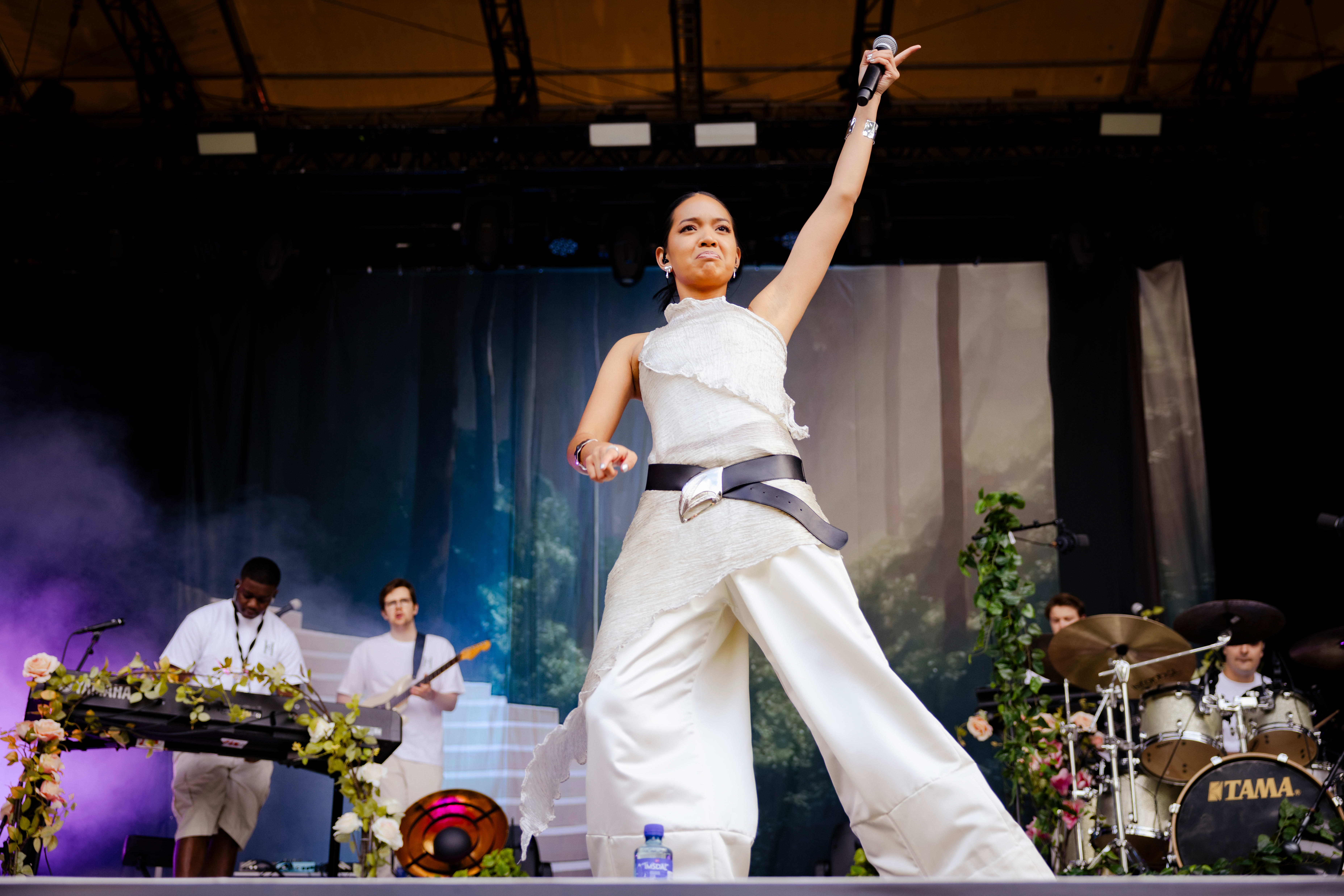 Stemmen og selvtilliten er på plass hos Hillari.