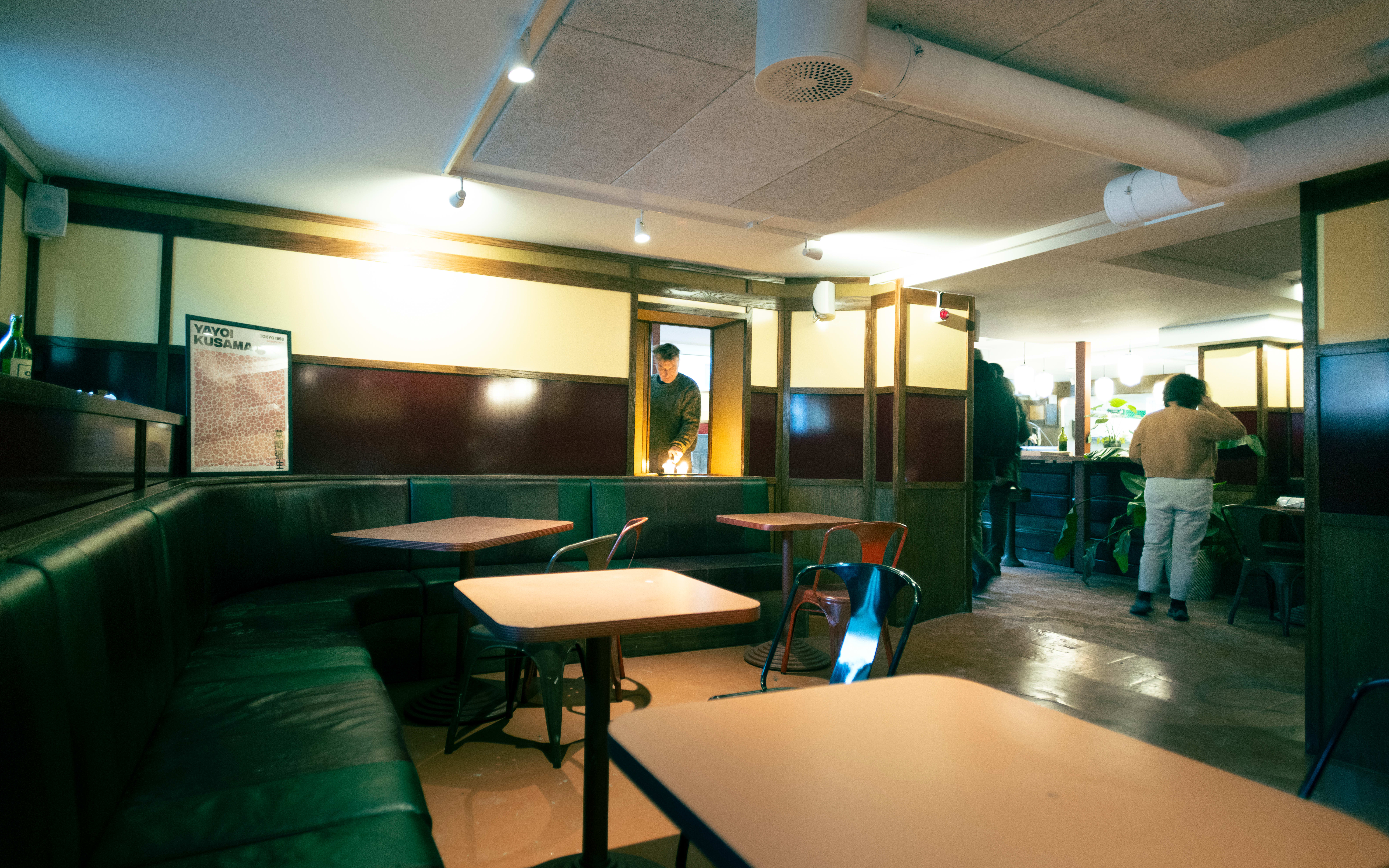 Det er ikke gjort store endringer i lokalene siden BFF holdt til her. Men oppe er det bygget en matbar midt i rommet.