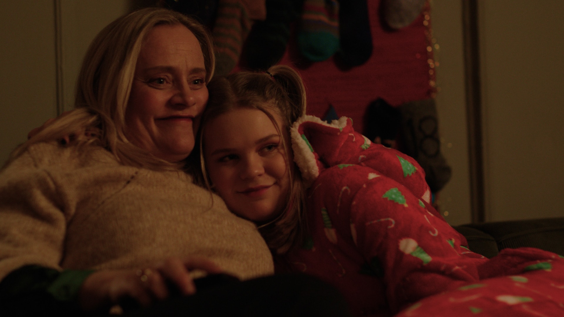 Henriette Steenstrup og Ebba Jacobsen Öberg som mamma Pørni og datter Sigrid. De er alene igjen i Oslo etter at Hanna har dratt til Argentina. 