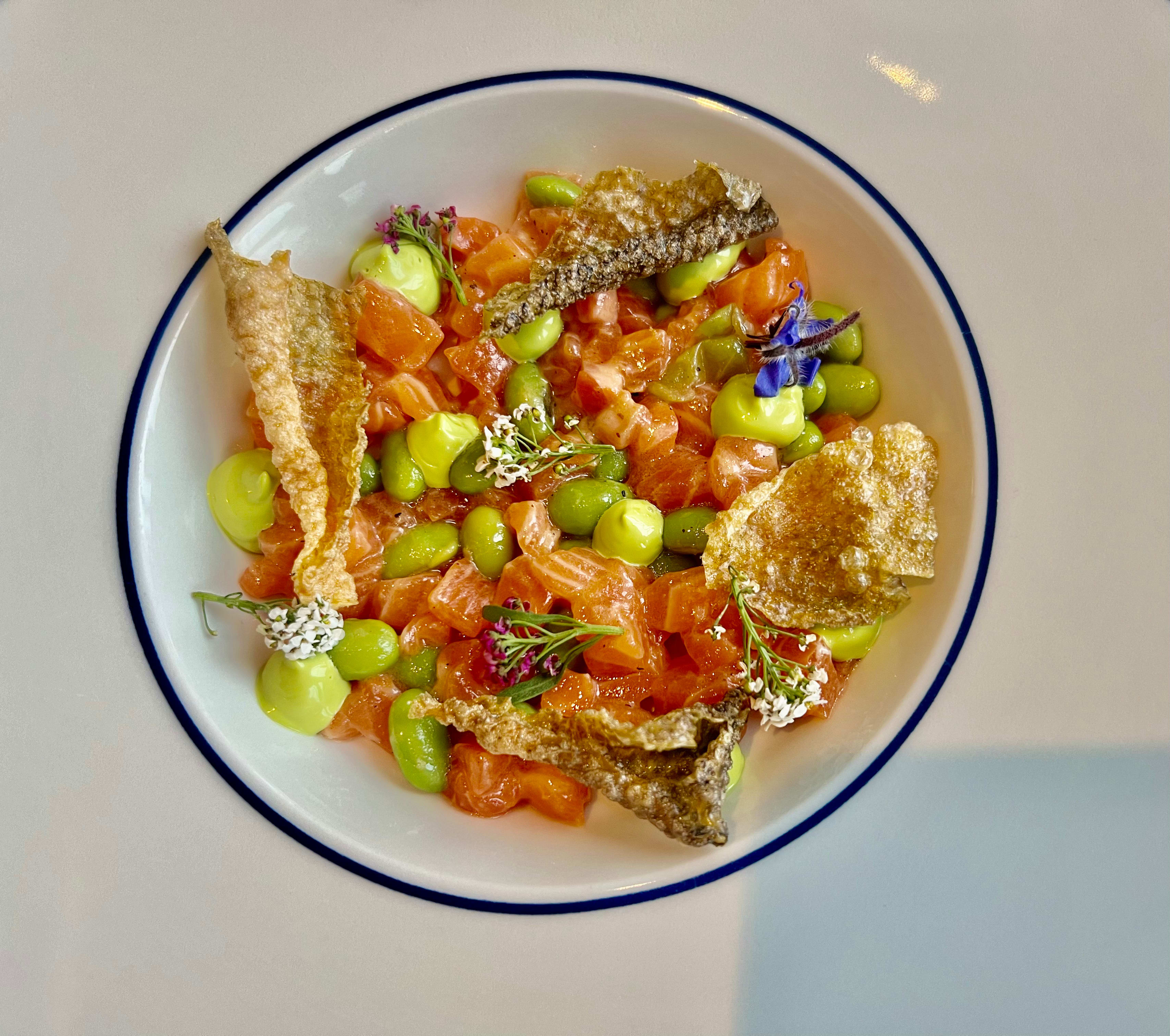 Vakkert dandert forrett med ørret.