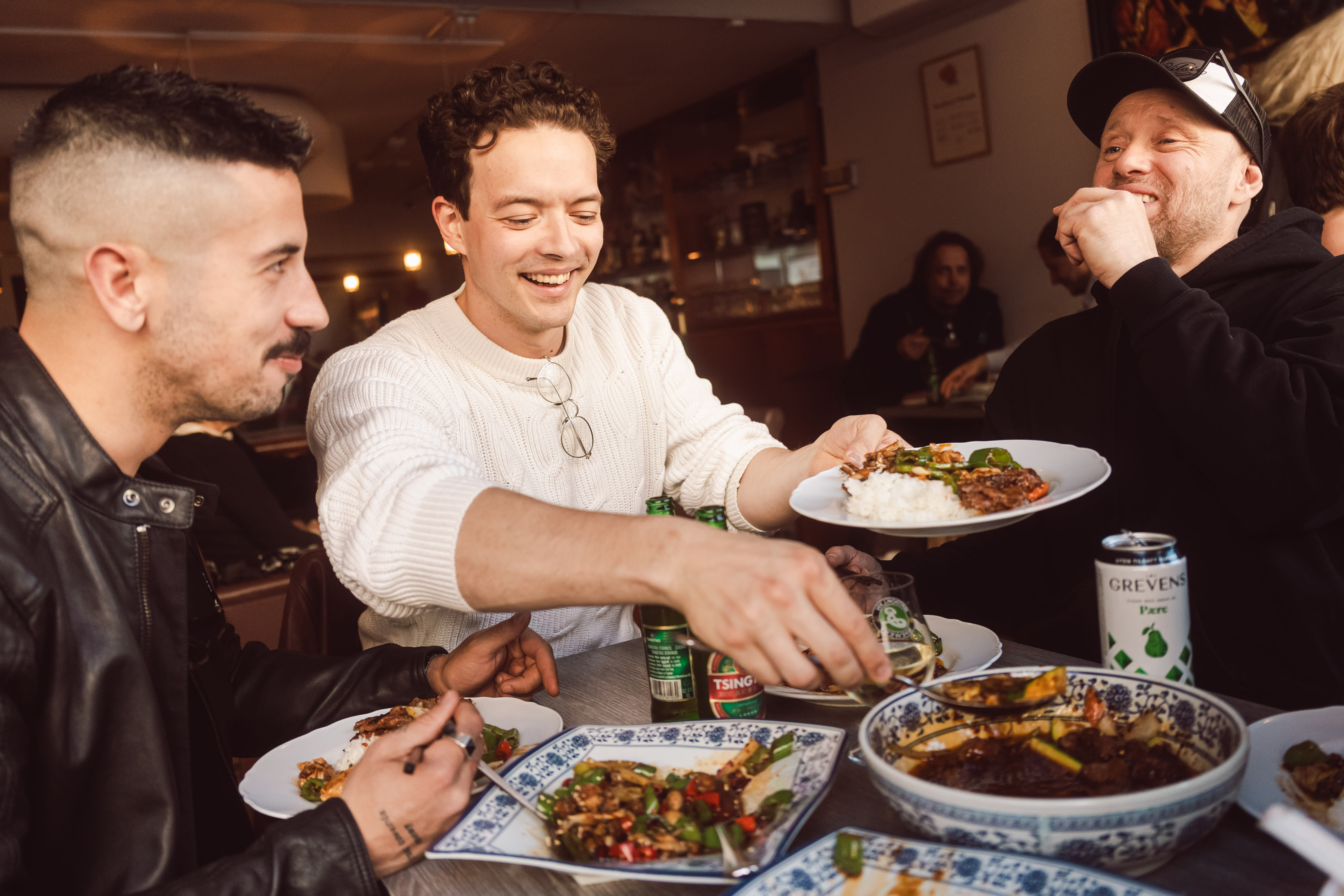 Aksel Hennies to kamerater har aldri sett «Terkel i Knipe». Nå skal de bruke den til å lære seg norsk.