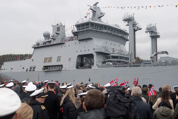 Norges største marinefartøy kostet 2,2 mrd. Nå ligger det til kai uten å kunne seile. 
