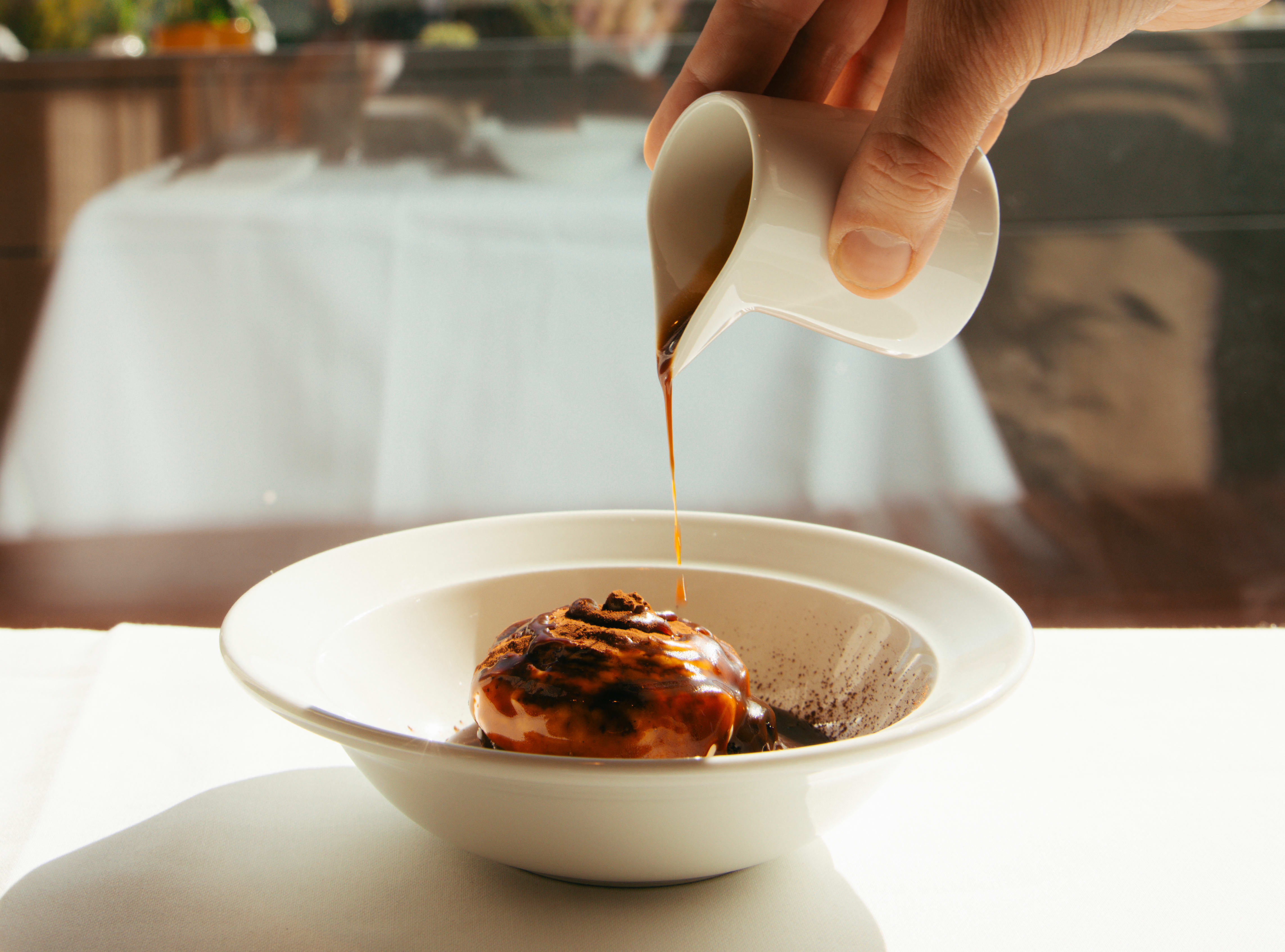 Brownie med mascarponekrem og en kaffekaramellsaus.