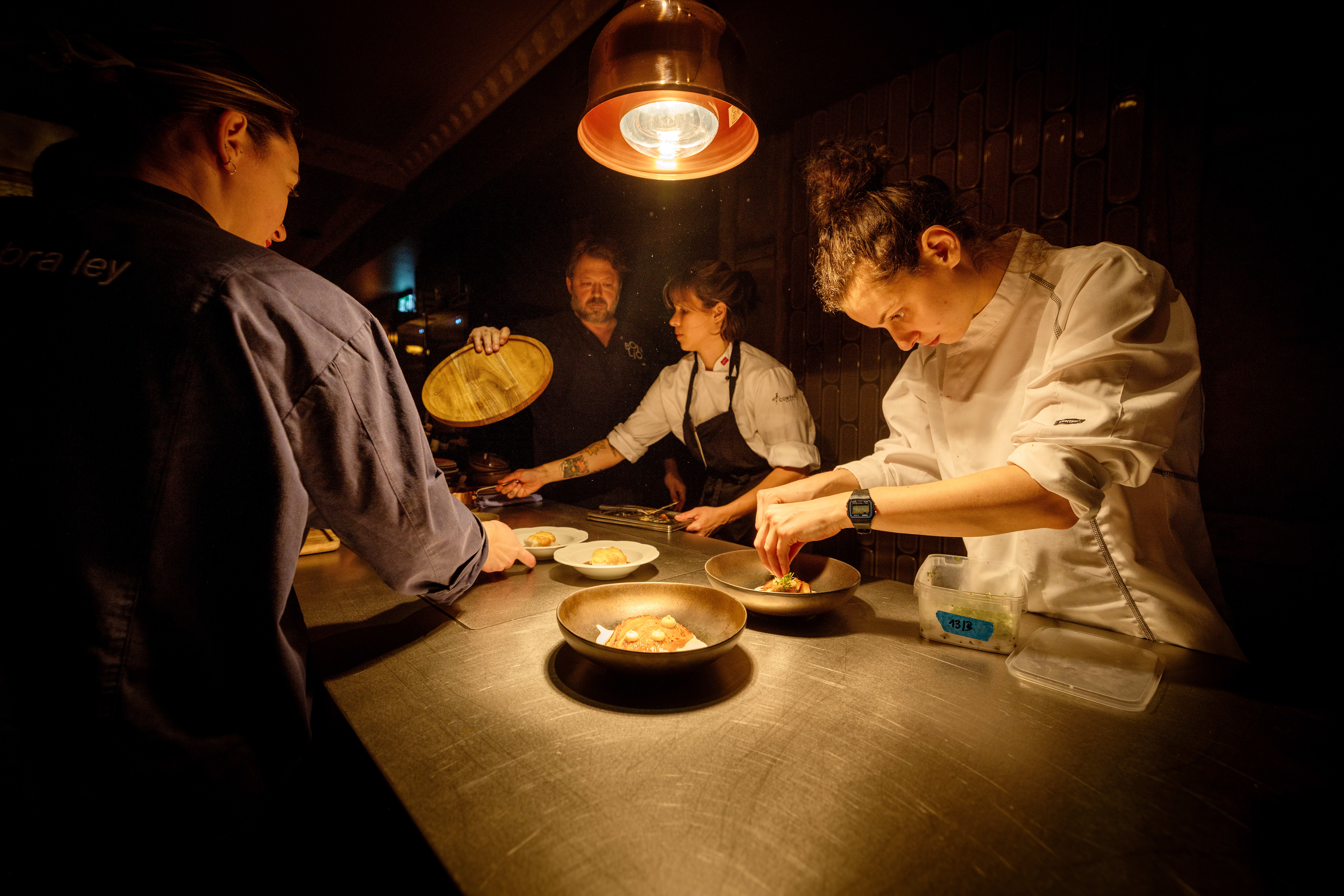 Dyp konsentrasjon på kjøkkenet. 