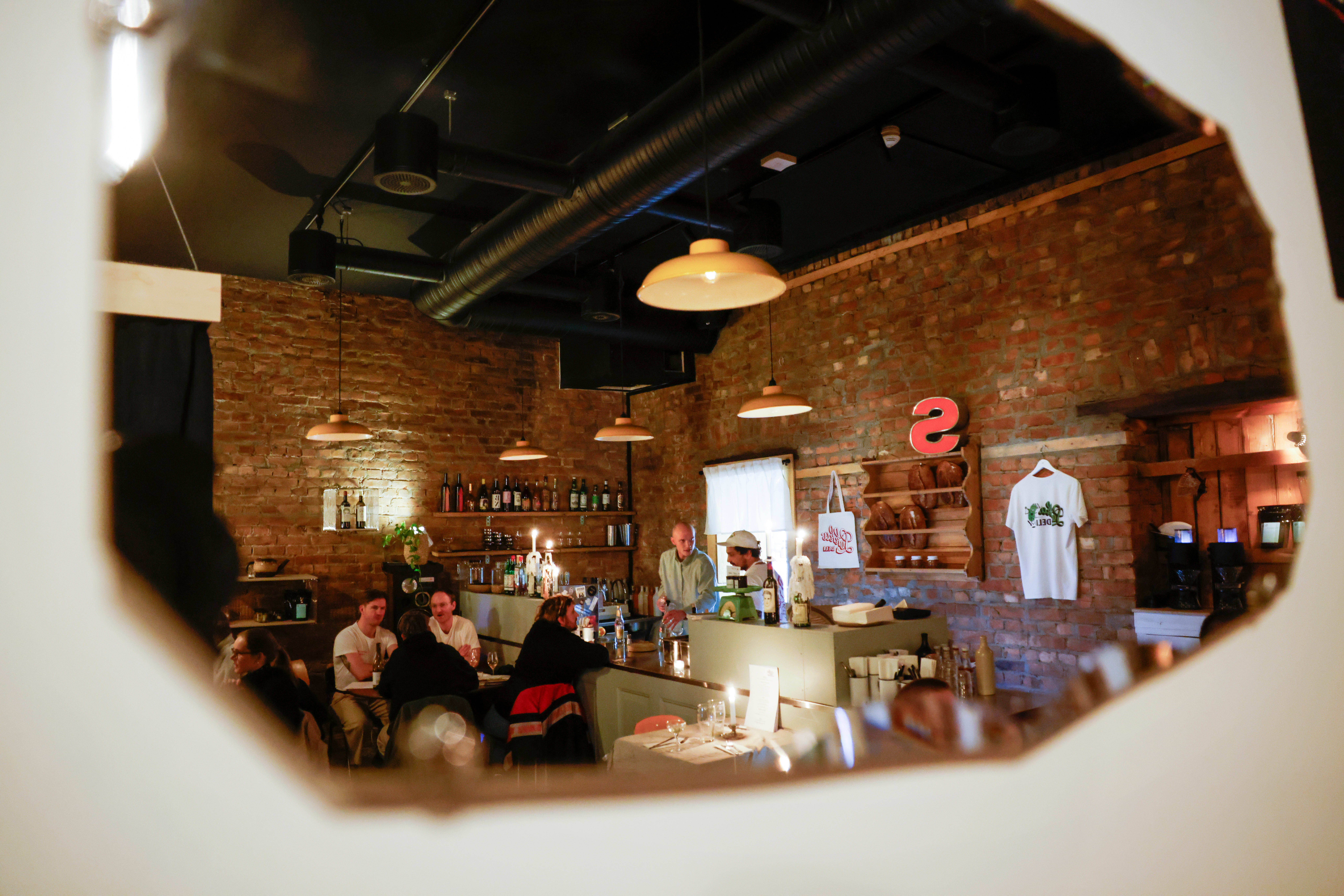 Løkka bistro holder til i samme lokaler som Løkka deli, men stemningen er betydelig mer romantisk og koselig.