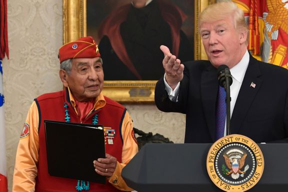 Trump hyllet indianere ved å gjøre narr av demokratisk representant med indiansk bakgrunn