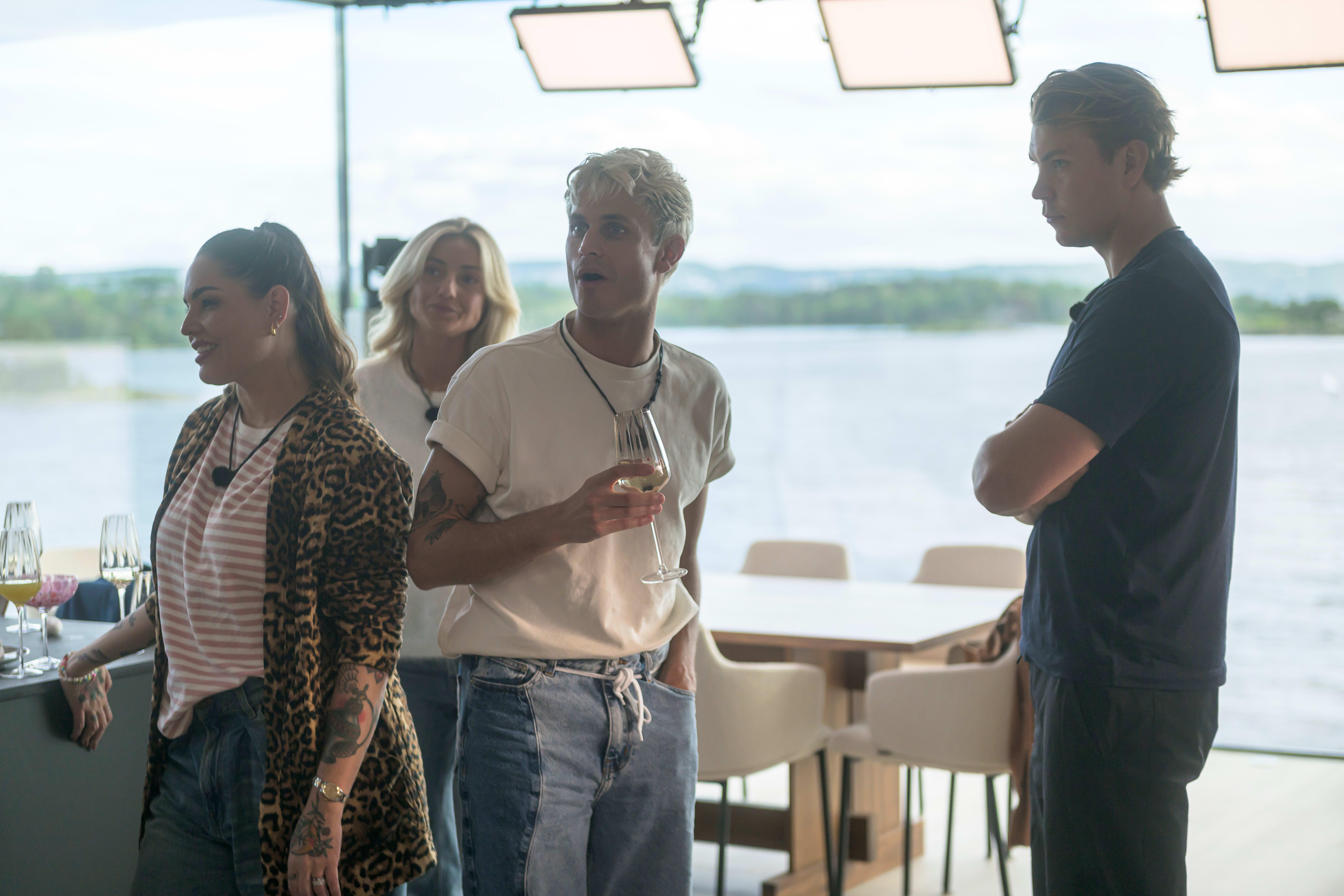 Deltagerne bor i en luksuriøs villa ved fjorden. Fra venstre: Triana Iglesias, Hedda Skaug, Victor Sotberg og Oskar Westerlin. 