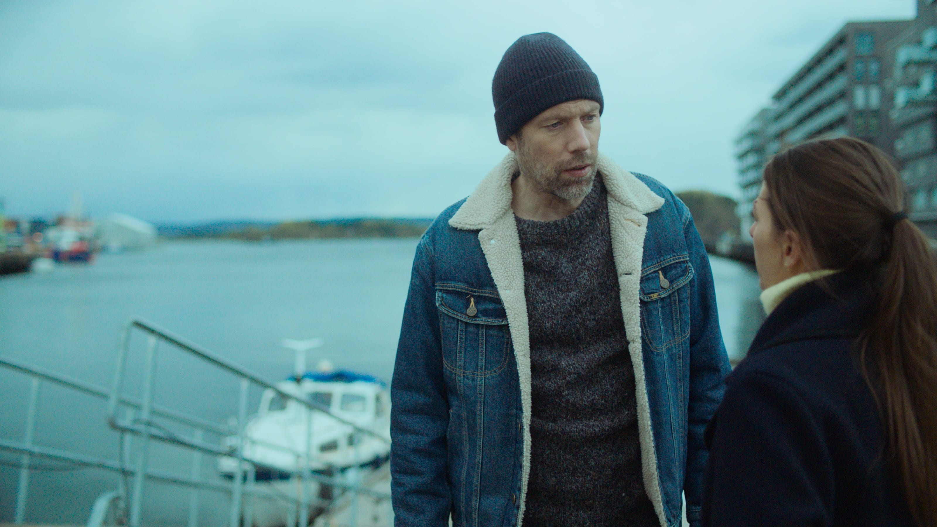 «Jeg trenger sæd nå!» Elin (Tjelta) går ikke rundt grøten når hun møter samboeren Bjørn (Jakob Cedergren) på Aker brygge. 