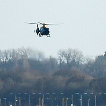  Gatwick flyplass fortsatt stengt, politiet jakter droner 