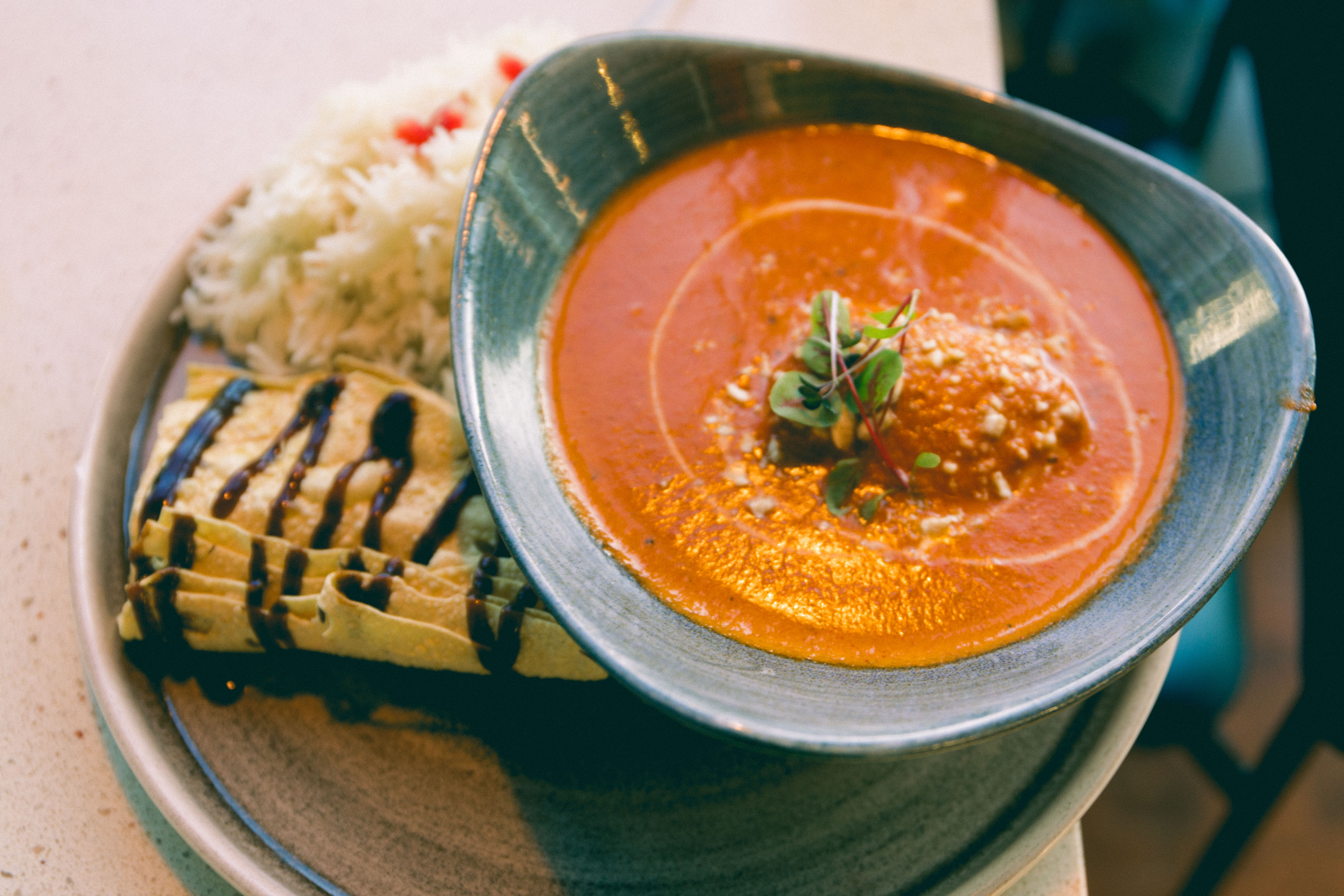 Butter chicken med ris og papadams.