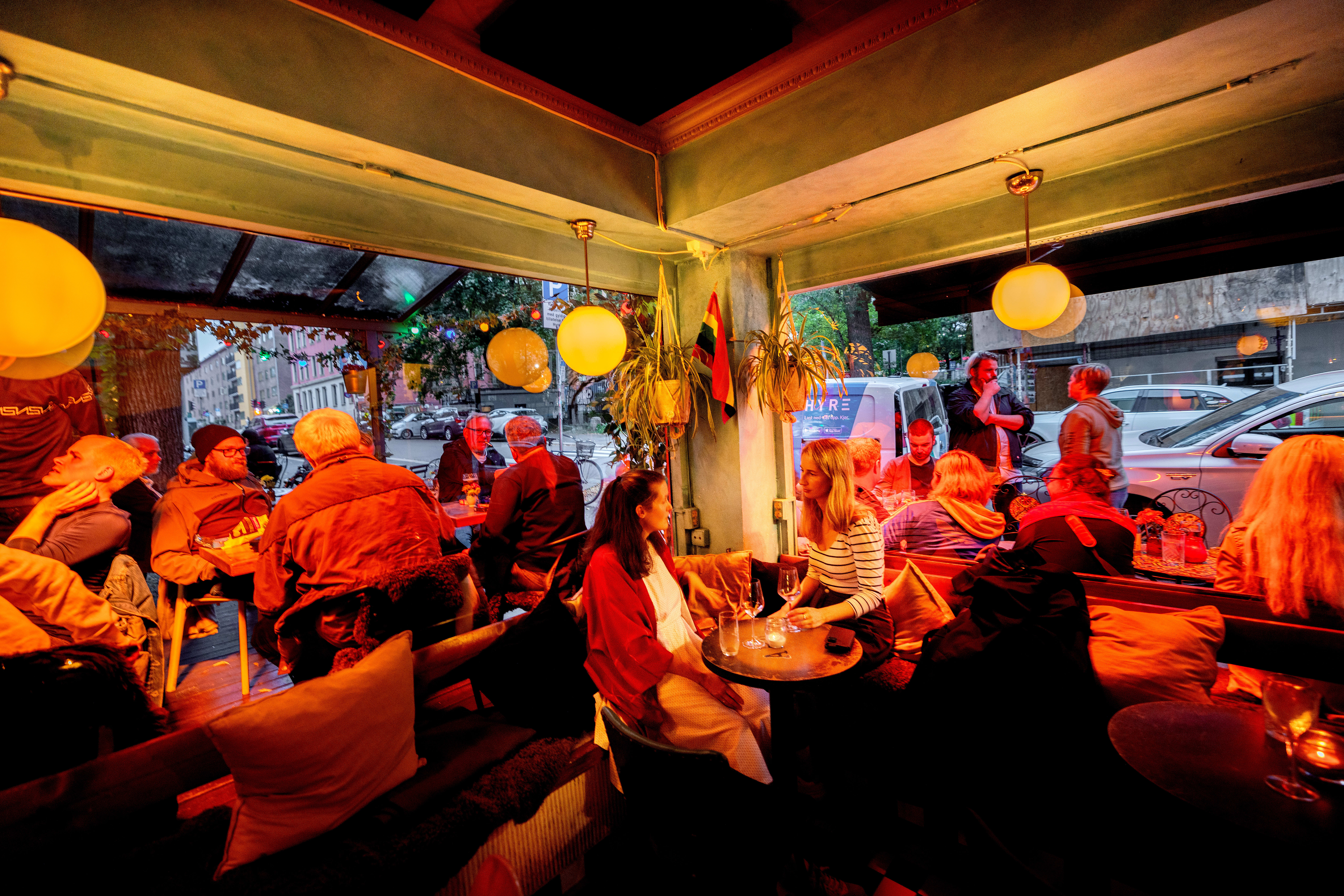 Uteserveringen til Art bar: Her er det ofte fullt. 