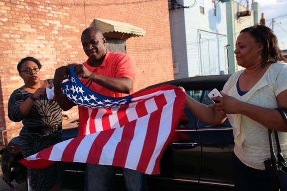Carl er stolt av å være amerikaner. Men han er redd for å henge opp flagget.
