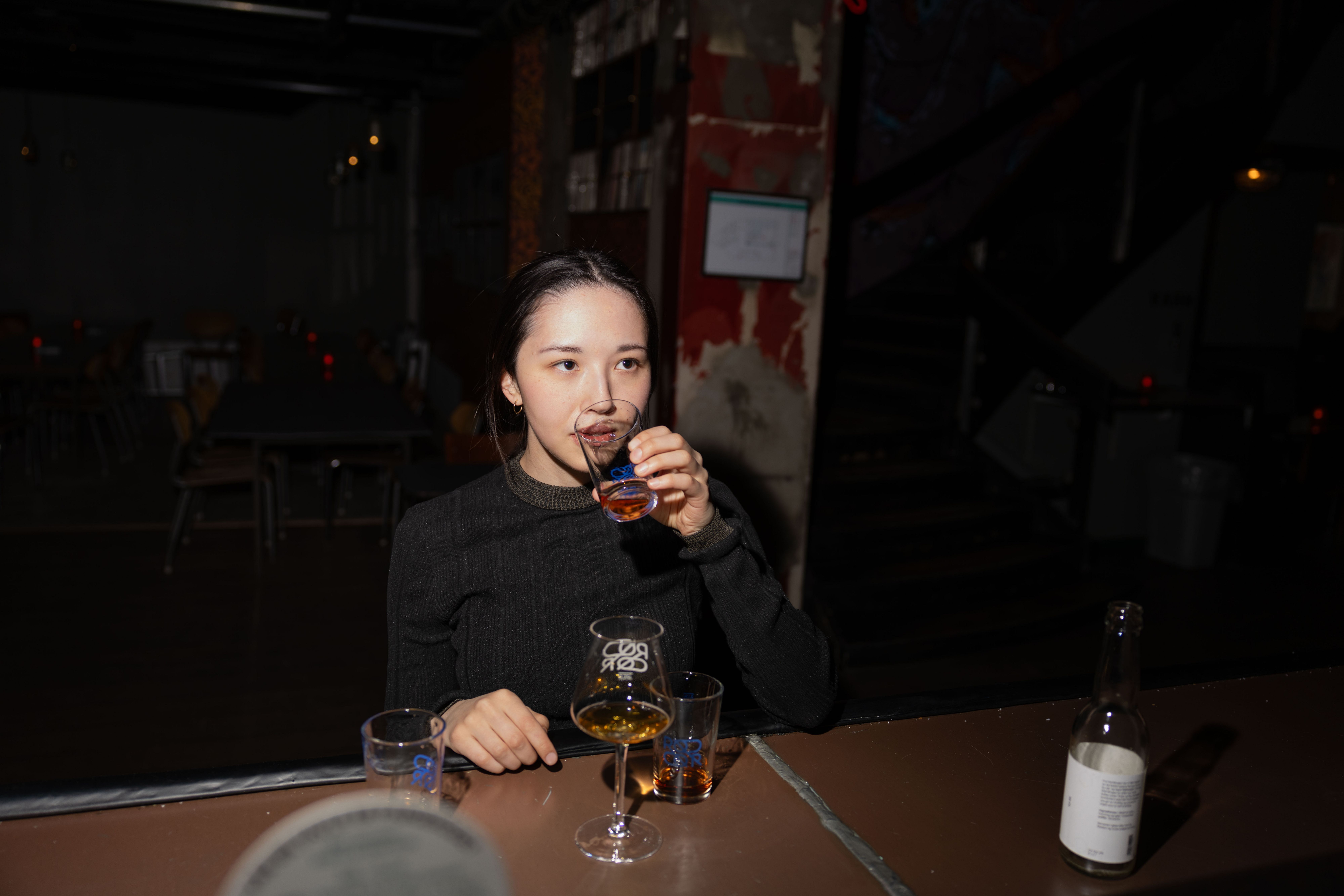– Man tar små slurker og må prosessere alle smakene for hver slurk, sier Wang om å drikke mjød.