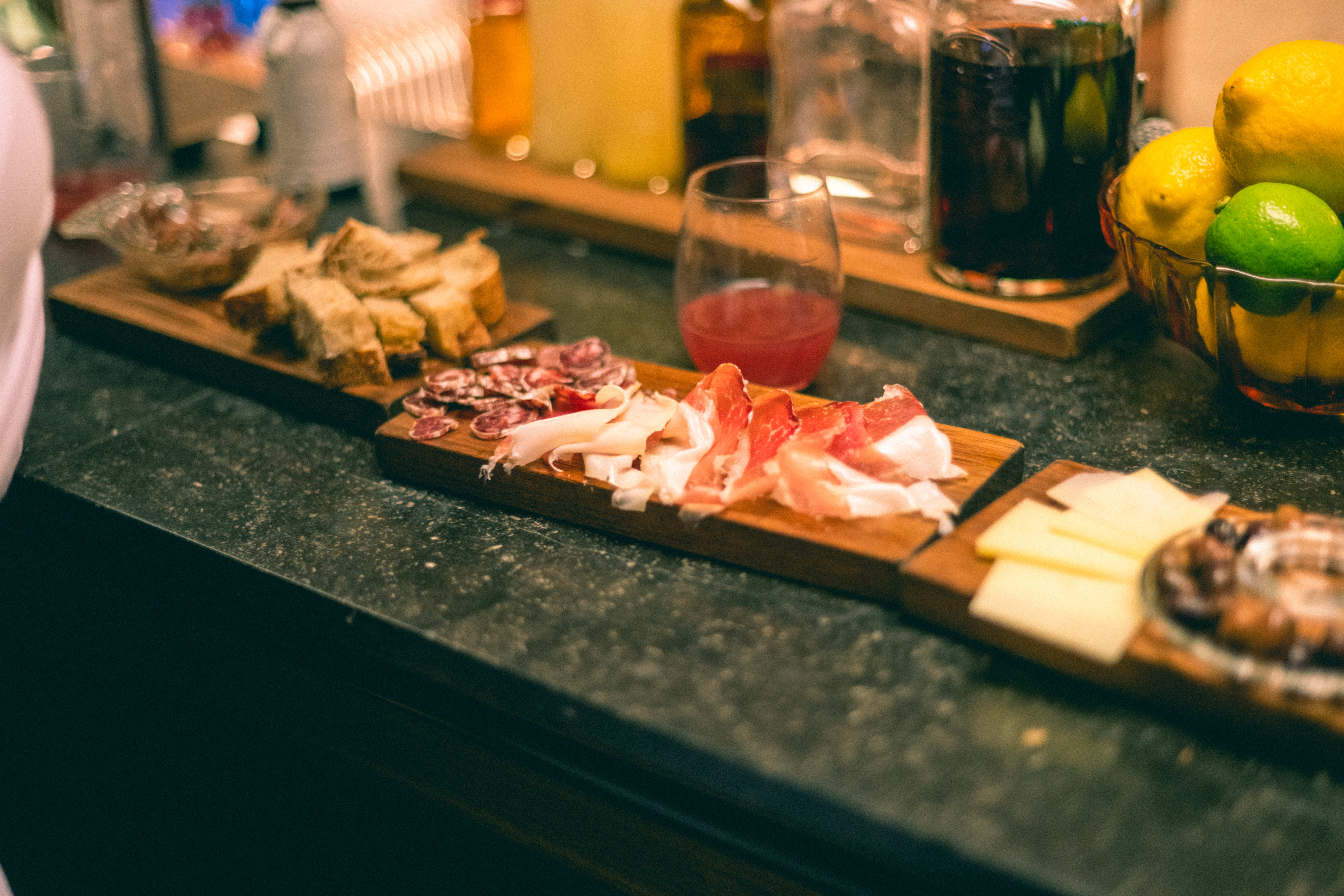 En «planke» med skinke, oliven og piave-ost med ansjos og brød til. 