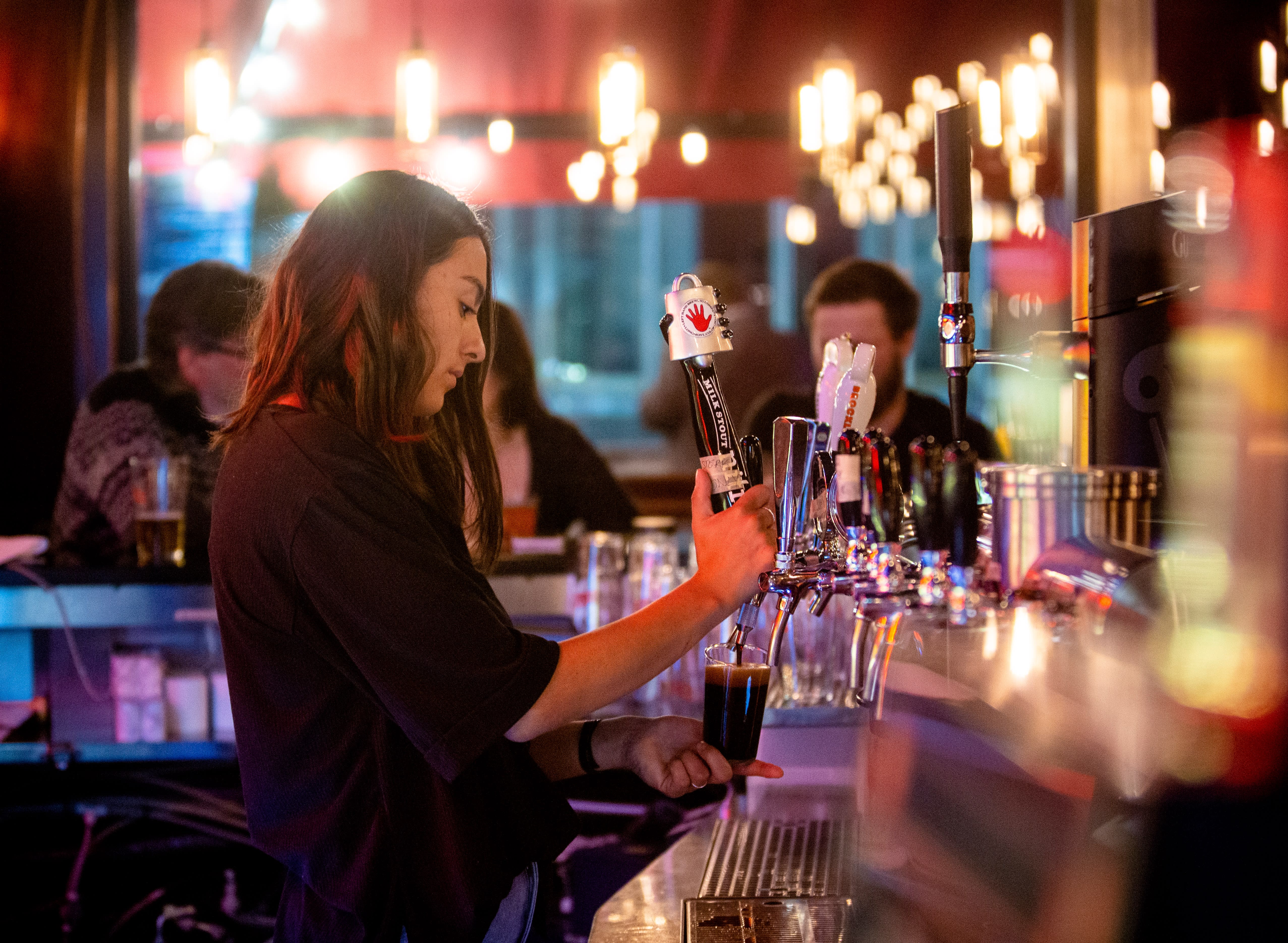 Amanda Bye Guerra tapper øl på Fiasco.