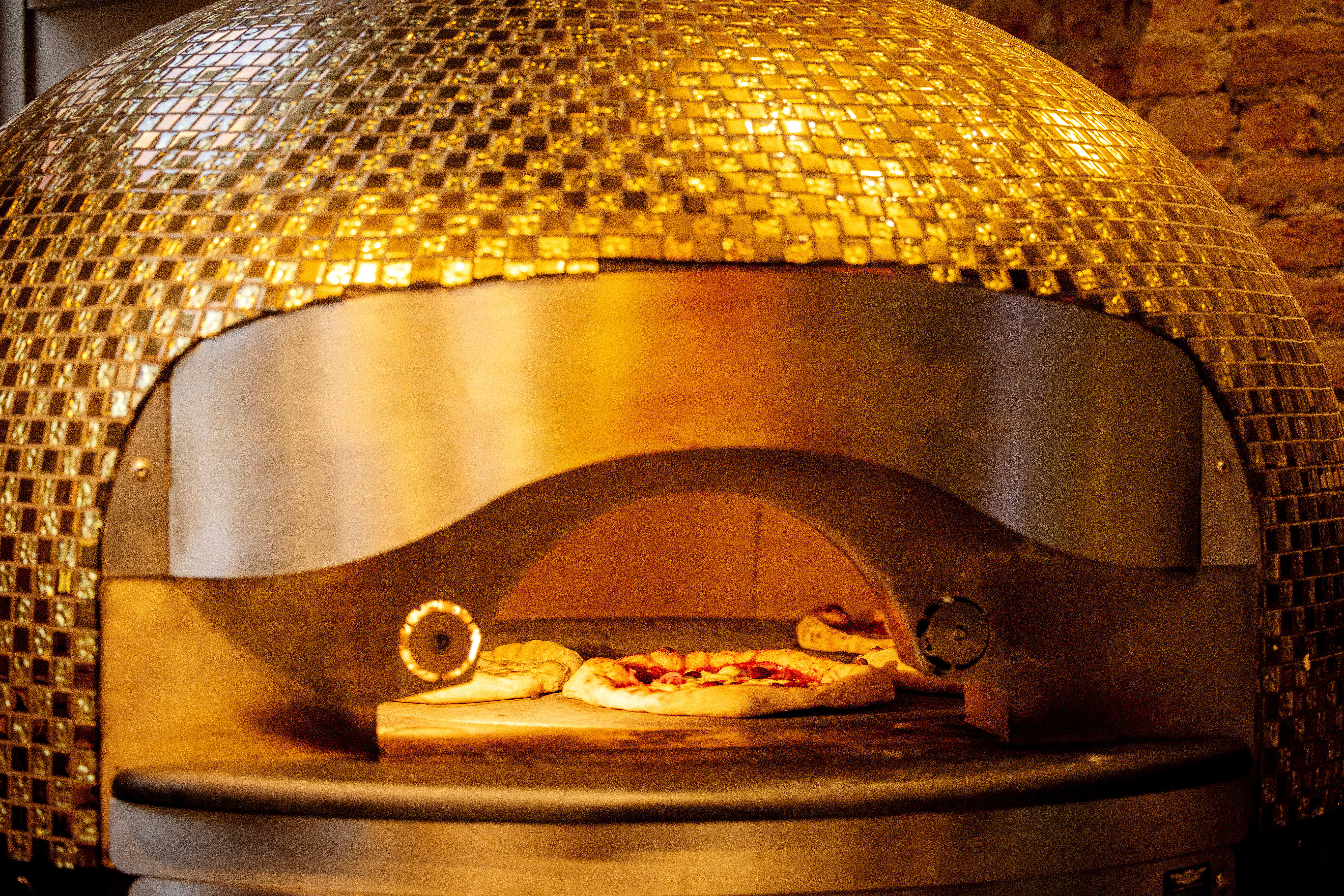 Den store pizzaovnen er et imponerende syn. 