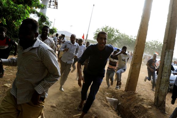 Titusenvis i Khartoums gater: Fem demonstranter drept