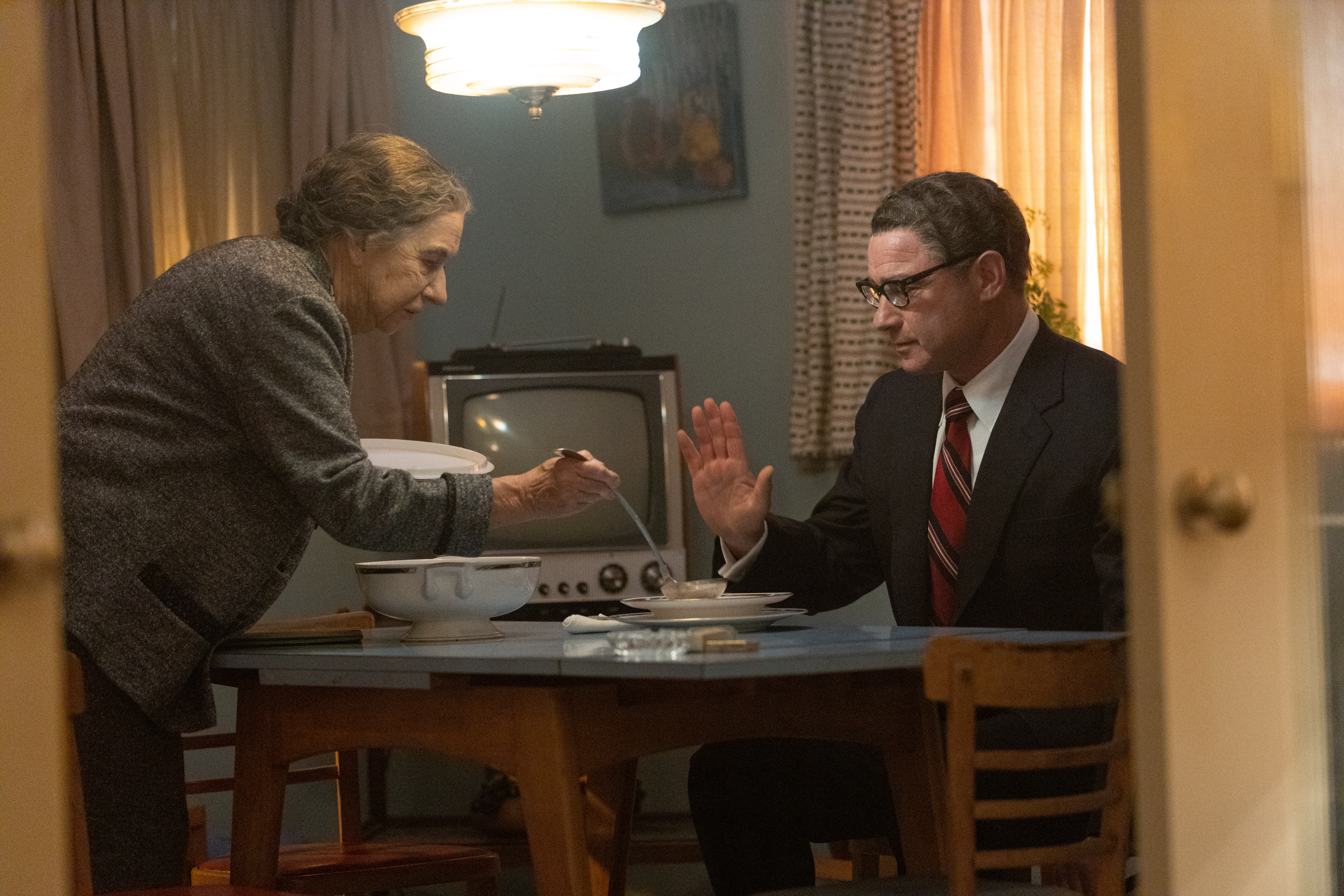 Golda Meir serverer borsj til Henry Kissinger under harde forhandlinger.