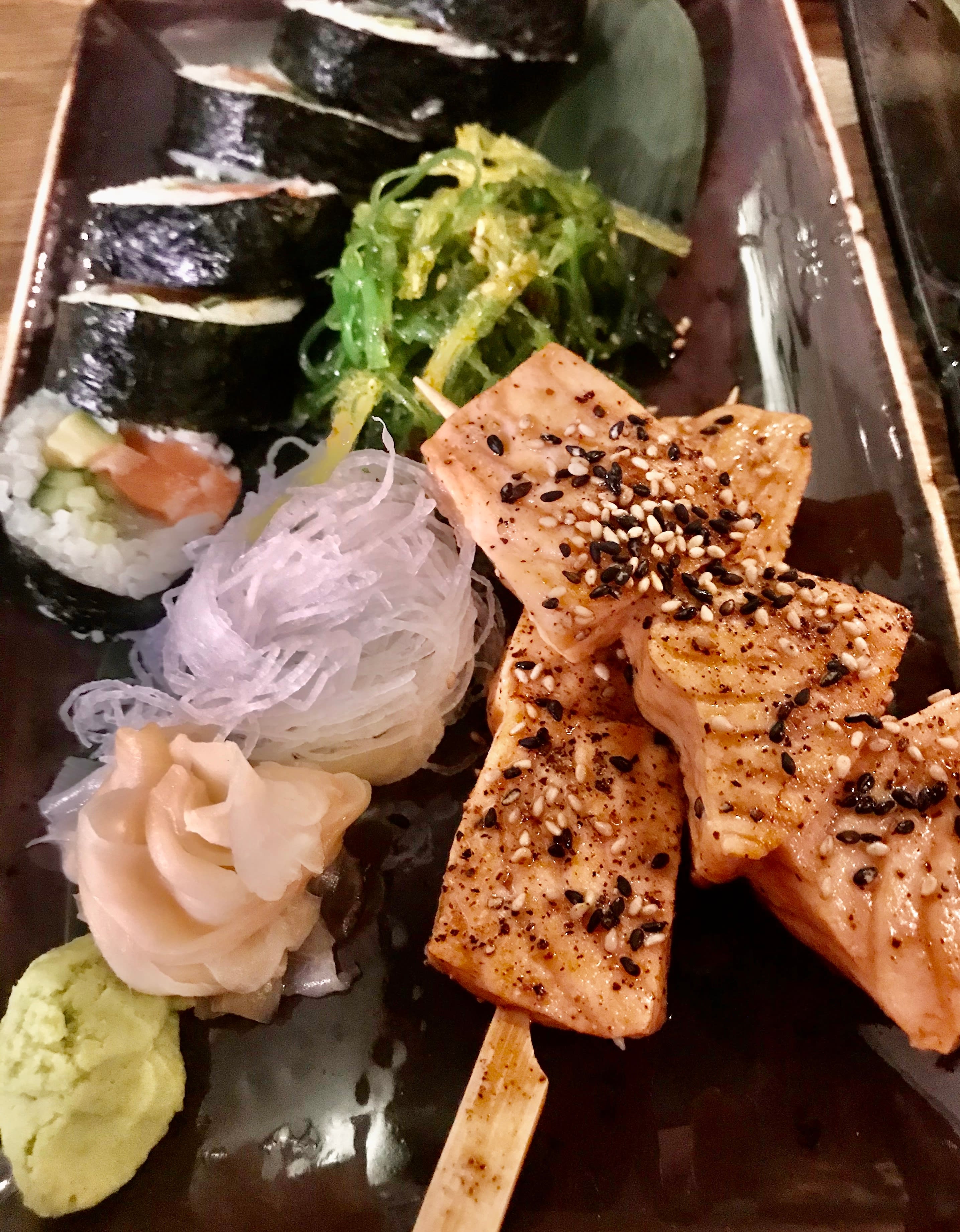 Gode, saftige laksespyd med hvite og svarte sesamfrø. 