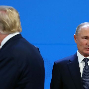 Her viser Trump ryggen til Putin. Bildet vekker oppsikt i Russland. 