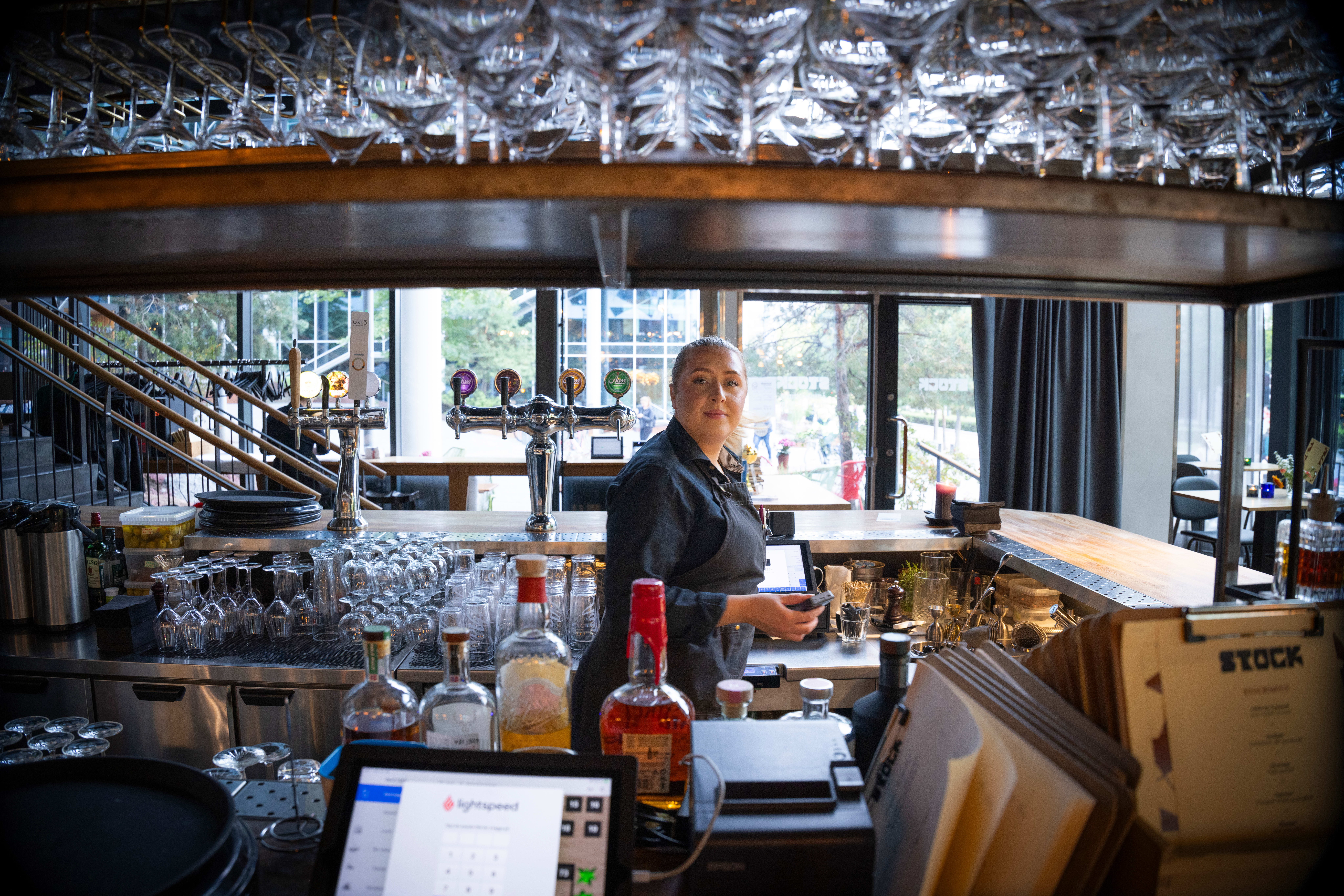 Sommelieren på restaurant Stock, Malin Grydeland Wingaard, mener det er flere måter å uttrykke at man er fornøyd med måltidet. 
