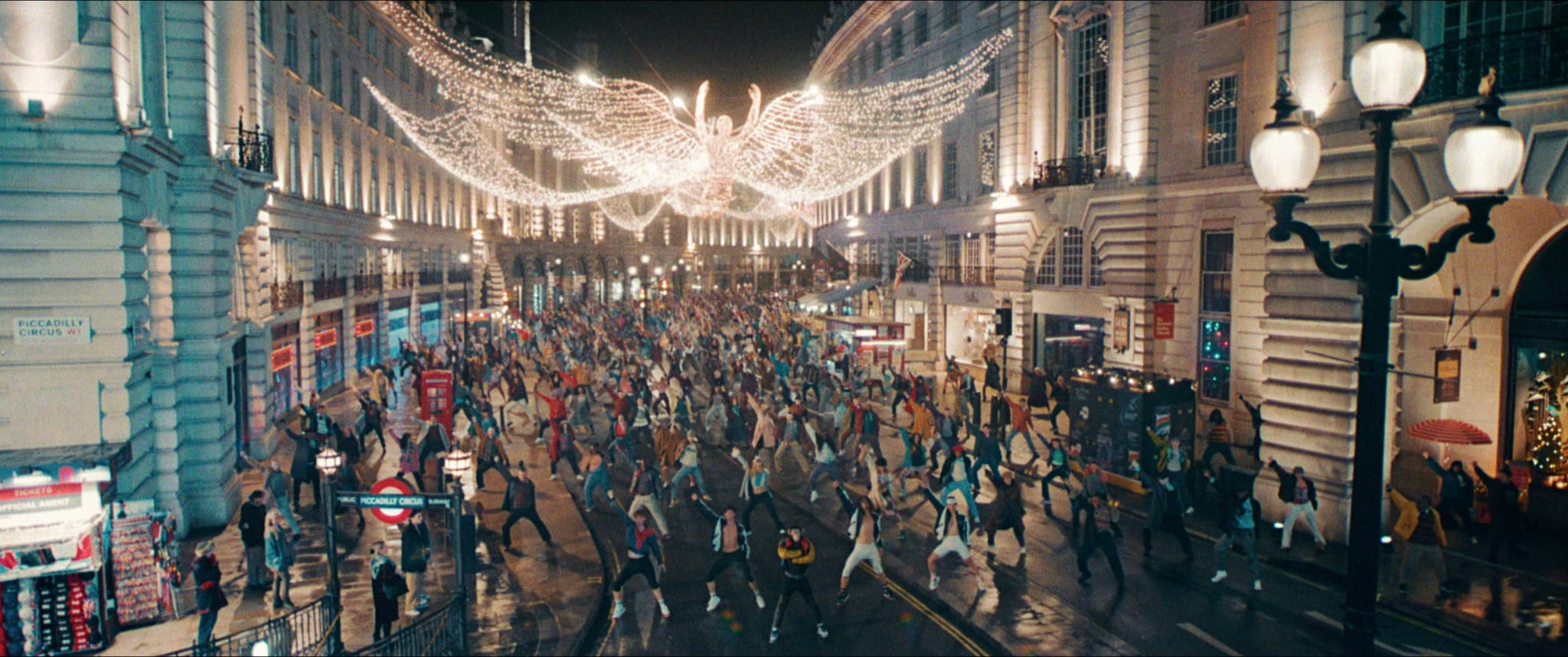  Flere oversiktsbilder med mange dansende mennesker ser KI-generert ut