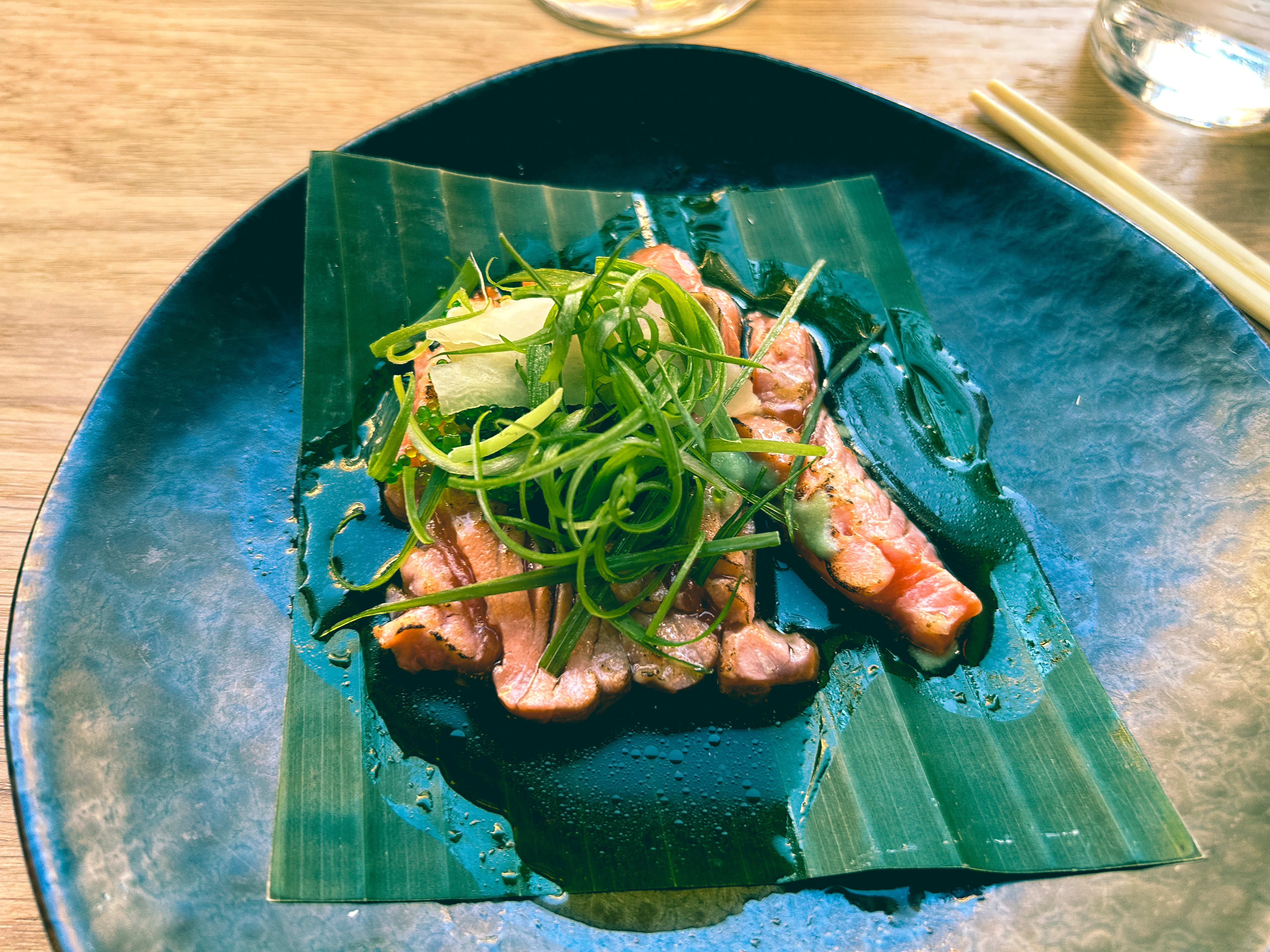 Ørret med soya, mirin (risvin) og tobiko (rogn)